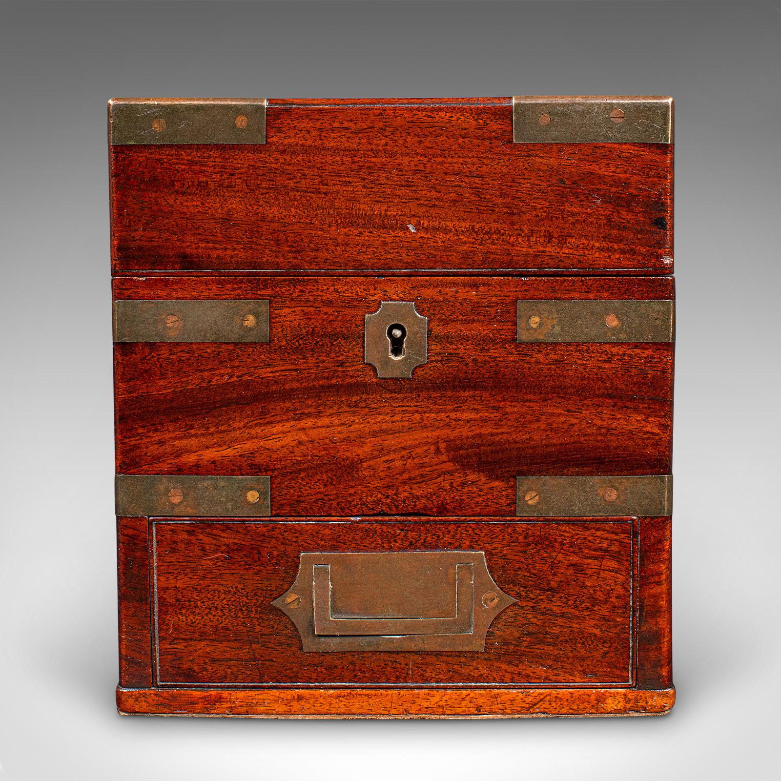 Georgien Ancienne boîte d'apothicaire Campaigner, anglaise, mallette de chimiste, géorgienne, vers 1780 en vente