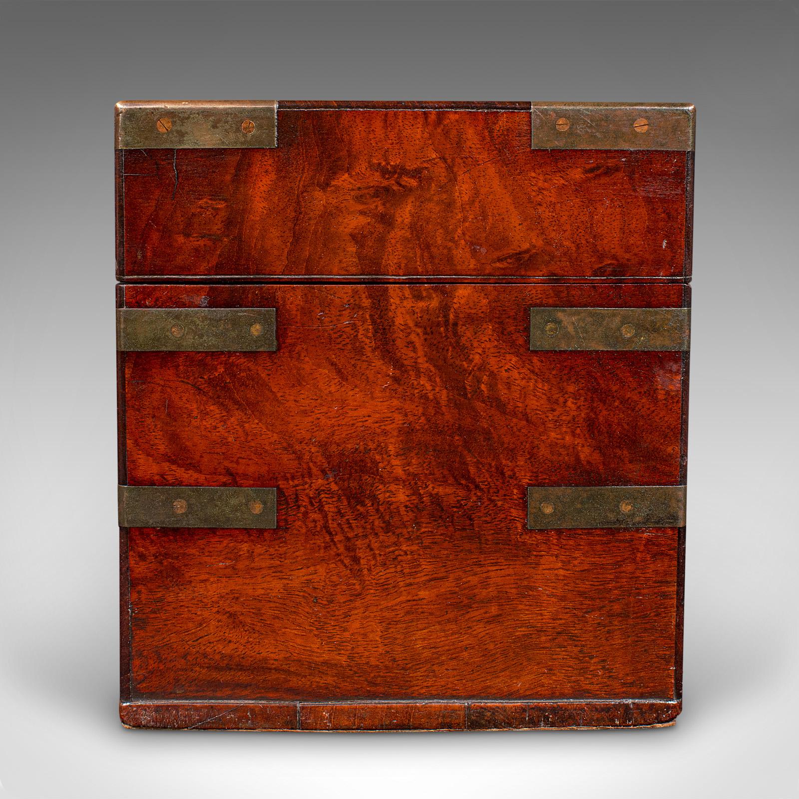 Fin du XVIIIe siècle Ancienne boîte d'apothicaire Campaigner, anglaise, mallette de chimiste, géorgienne, vers 1780 en vente