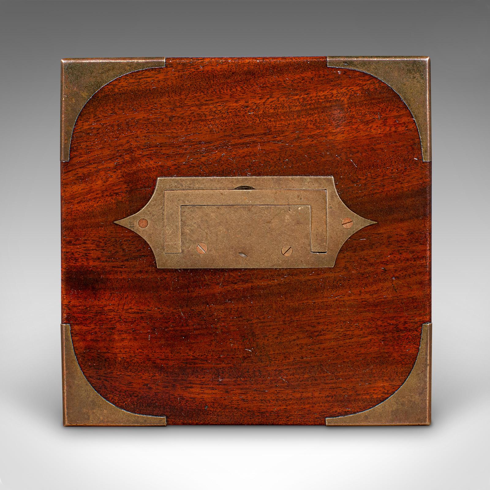 Laiton Ancienne boîte d'apothicaire Campaigner, anglaise, mallette de chimiste, géorgienne, vers 1780 en vente
