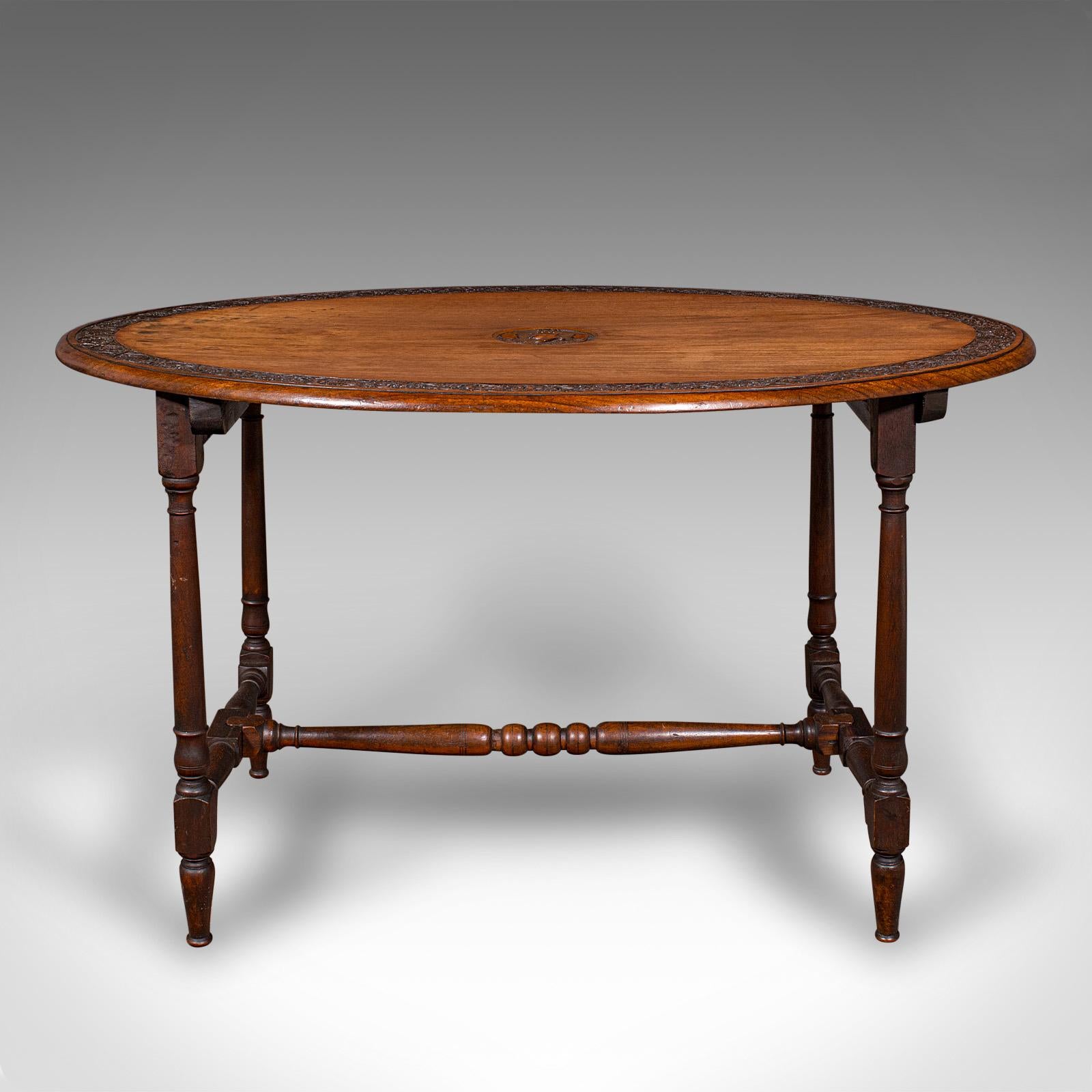 Il s'agit d'une table de campagne ancienne. Table pliante ovale en noyer d'influence CIRCA, datant de la fin de la période victorienne, vers 1900. Un superbe exemple d'artisanat portable, riche en patrimoine maritime et en caractère.

Fine table de