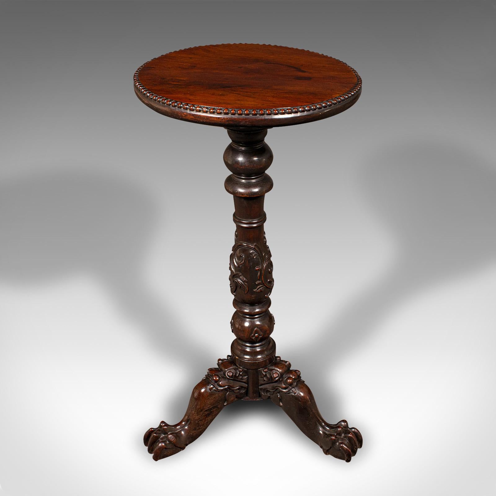 
Il s'agit d'une torchère de campagne ancienne. Table d'appoint ou cache-pot en palissandre anglais d'inspiration chinoise, datant de la période Guillaume IV, vers 1835.

Exceptionnel exemple de mobilier de campagne, avec de superbes