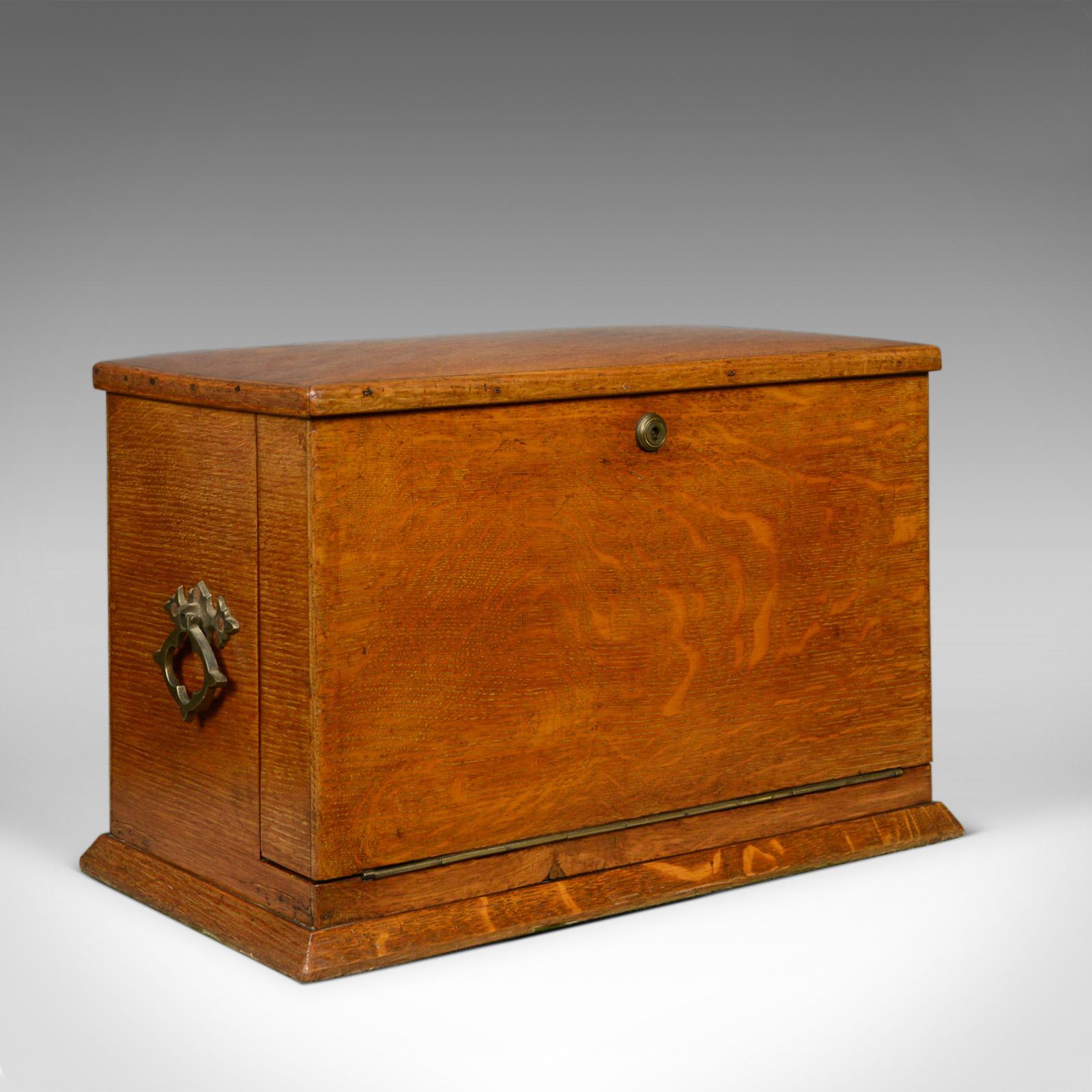This is an antique Campaign writing box. An English, Victorian, oak stationery, correspondence case dating to the late 19th century, more specifically December 25th, 1887.

A superior Campaign writing box
In fine English oak displaying grain