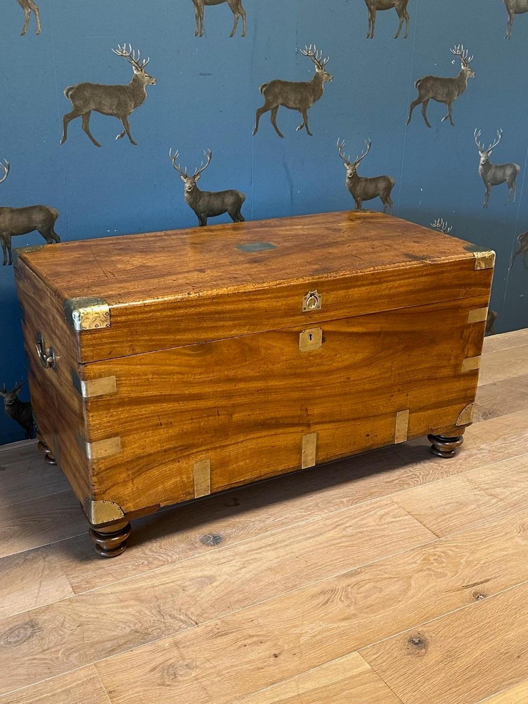 Magnifique coffre ancien en bois de camphrier. Belle couleur chaude et lumineuse. En parfait état. Peut être utilisé comme table basse / meuble TV
Les pieds peuvent être dévissés
Aux XVIIIe et XIXe siècles, les coffres à camphre étaient utilisés
