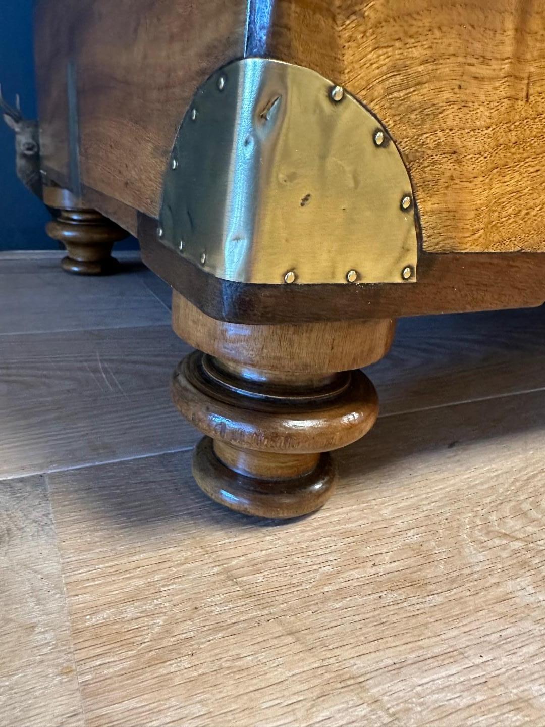 coffre ancien en bois de camphrier en vente 2