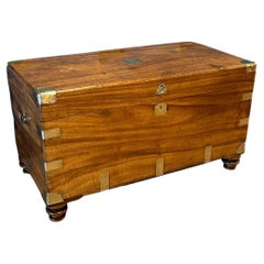arcón antiguo de madera de alcanfor
