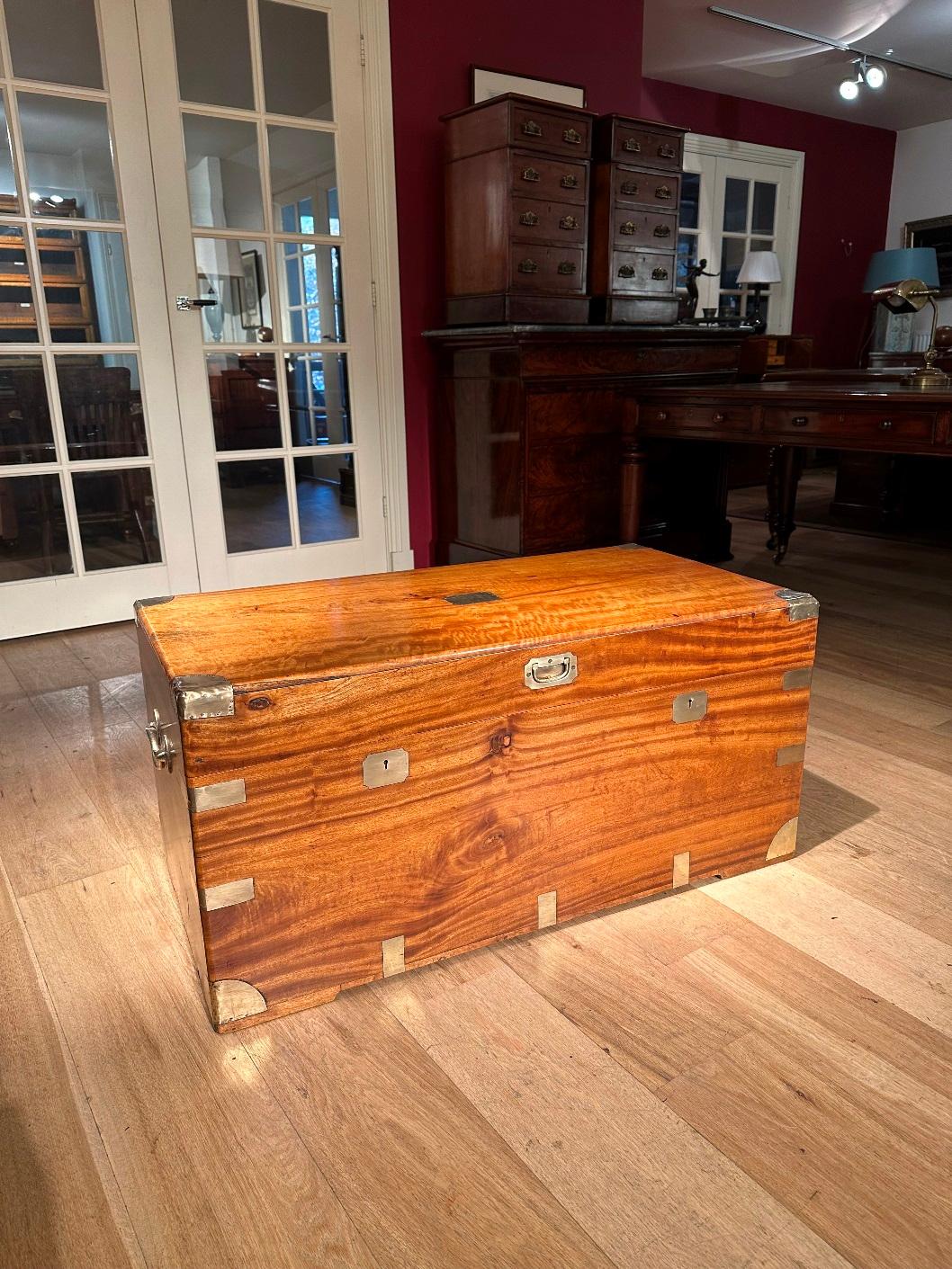 Beautiful camphor wood box. beautiful light warm color. Entirely in perfect condition. Can be used as a coffee table, bench behind the bed.
In the 18th and 19th centuries, camphor chests were used to transport tea, silk and porcelain from China to