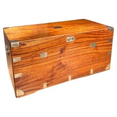 Antique boîte en bois de camphre / table basse