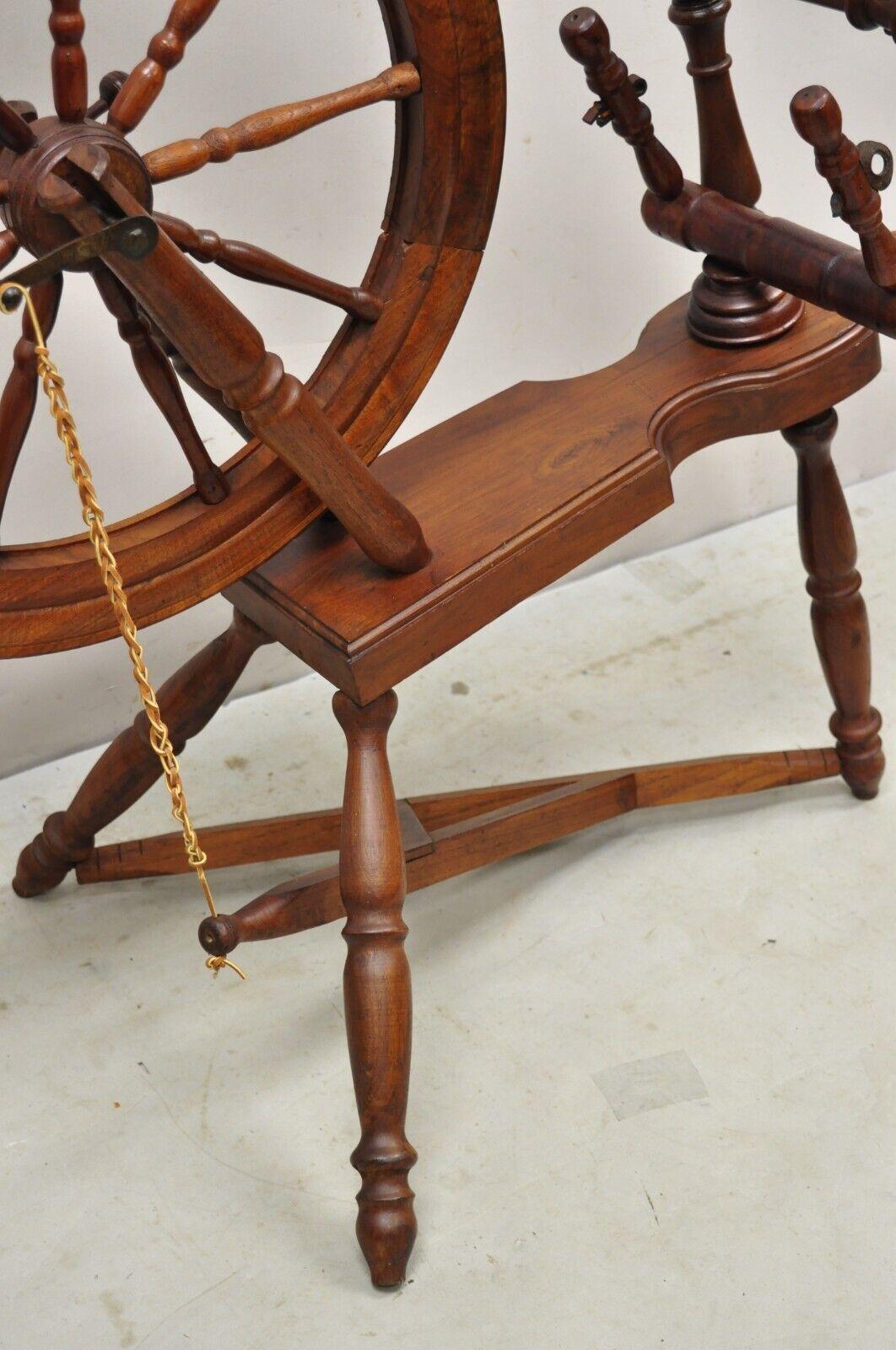 roue de tournage coloniale ancienne en bois de style primitif canadien en vente 3
