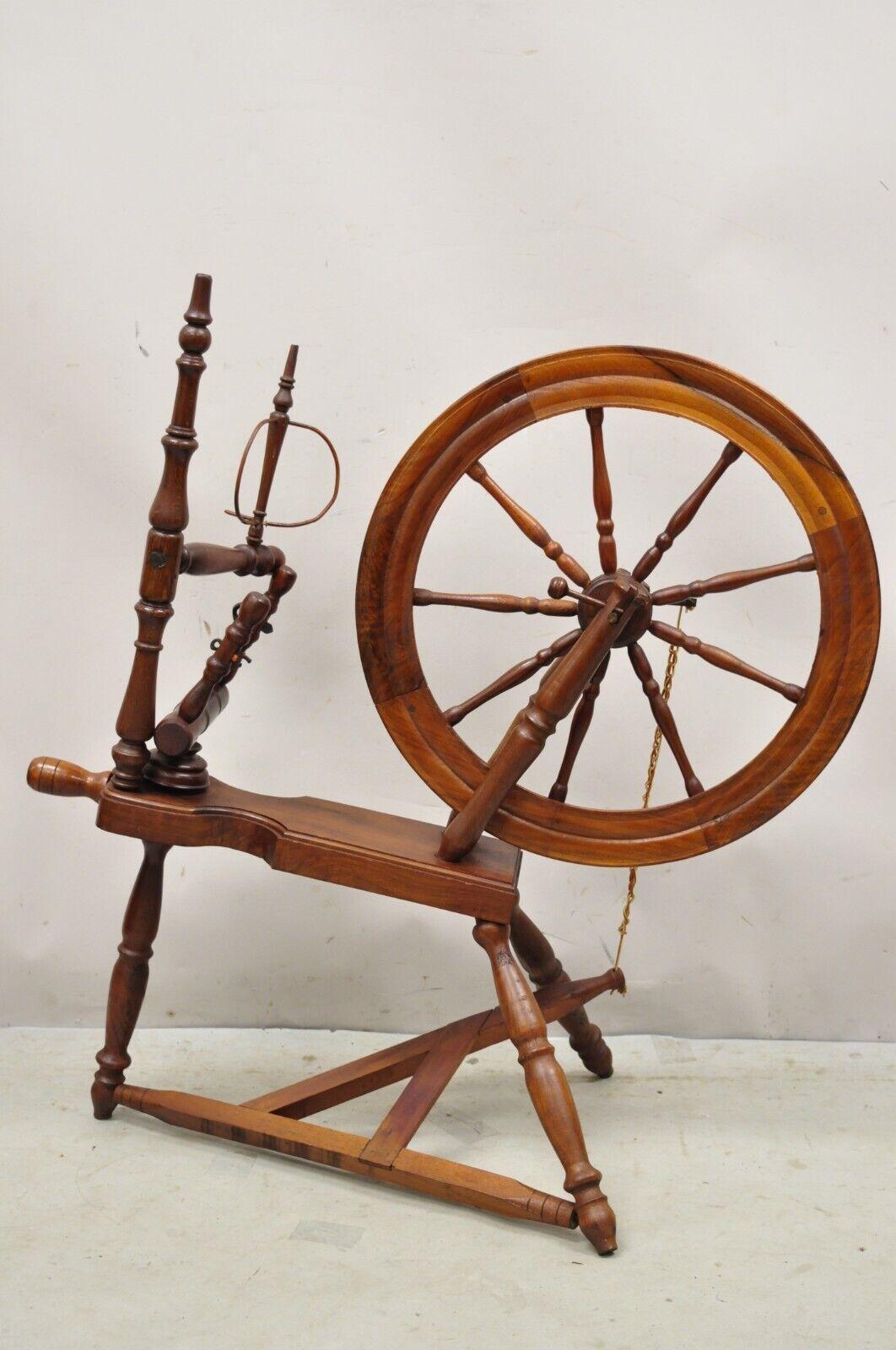 roue de tournage coloniale ancienne en bois de style primitif canadien en vente 4