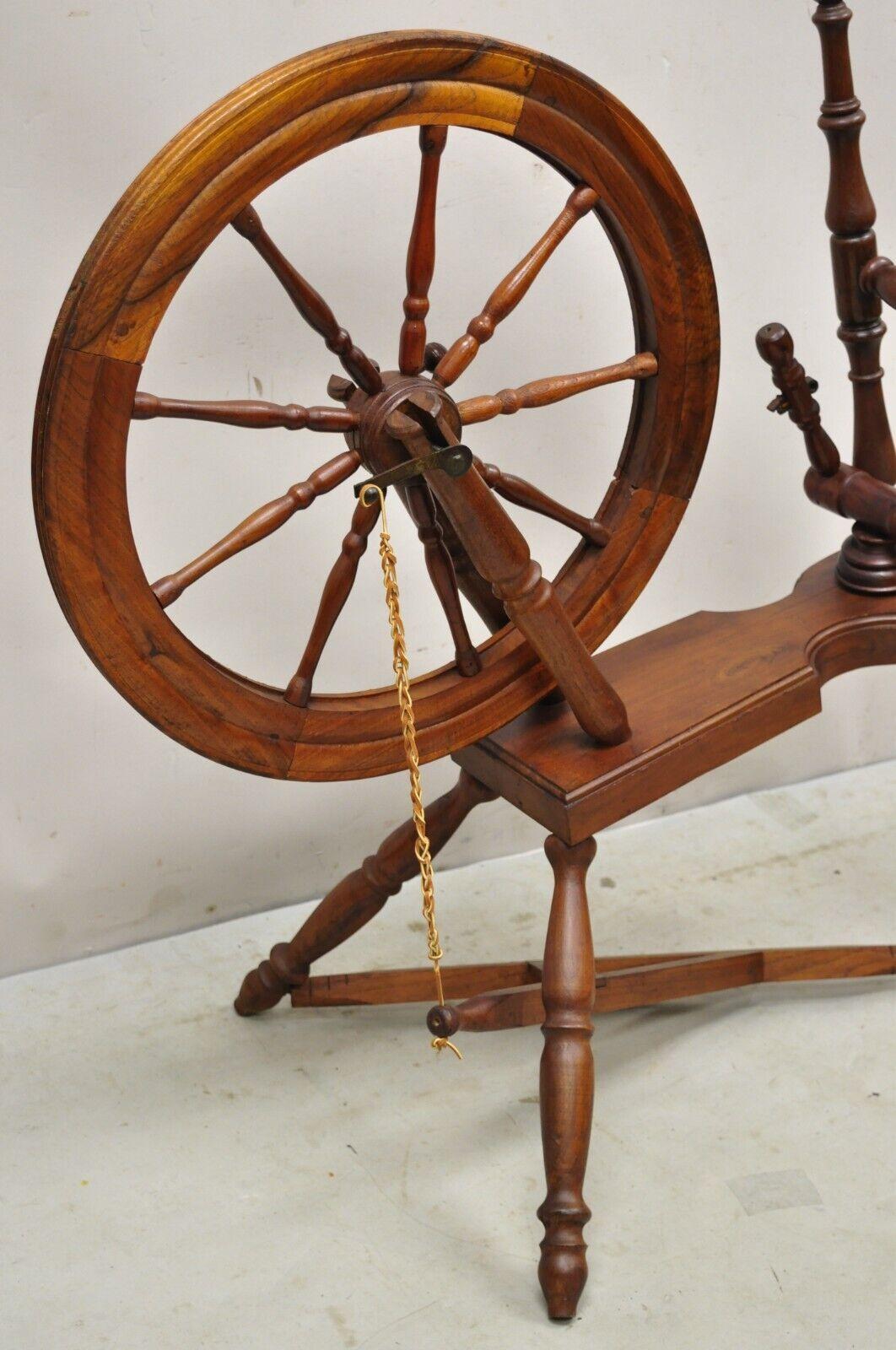 roue de tournage coloniale ancienne en bois de style primitif canadien en vente 5