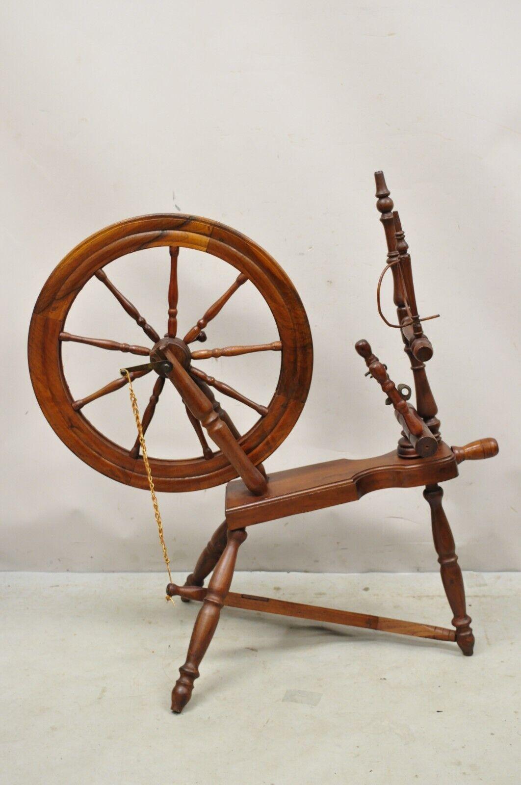 Ancien rouet canadien primitif en bois Coloni. L'article comprend un rouet de 22