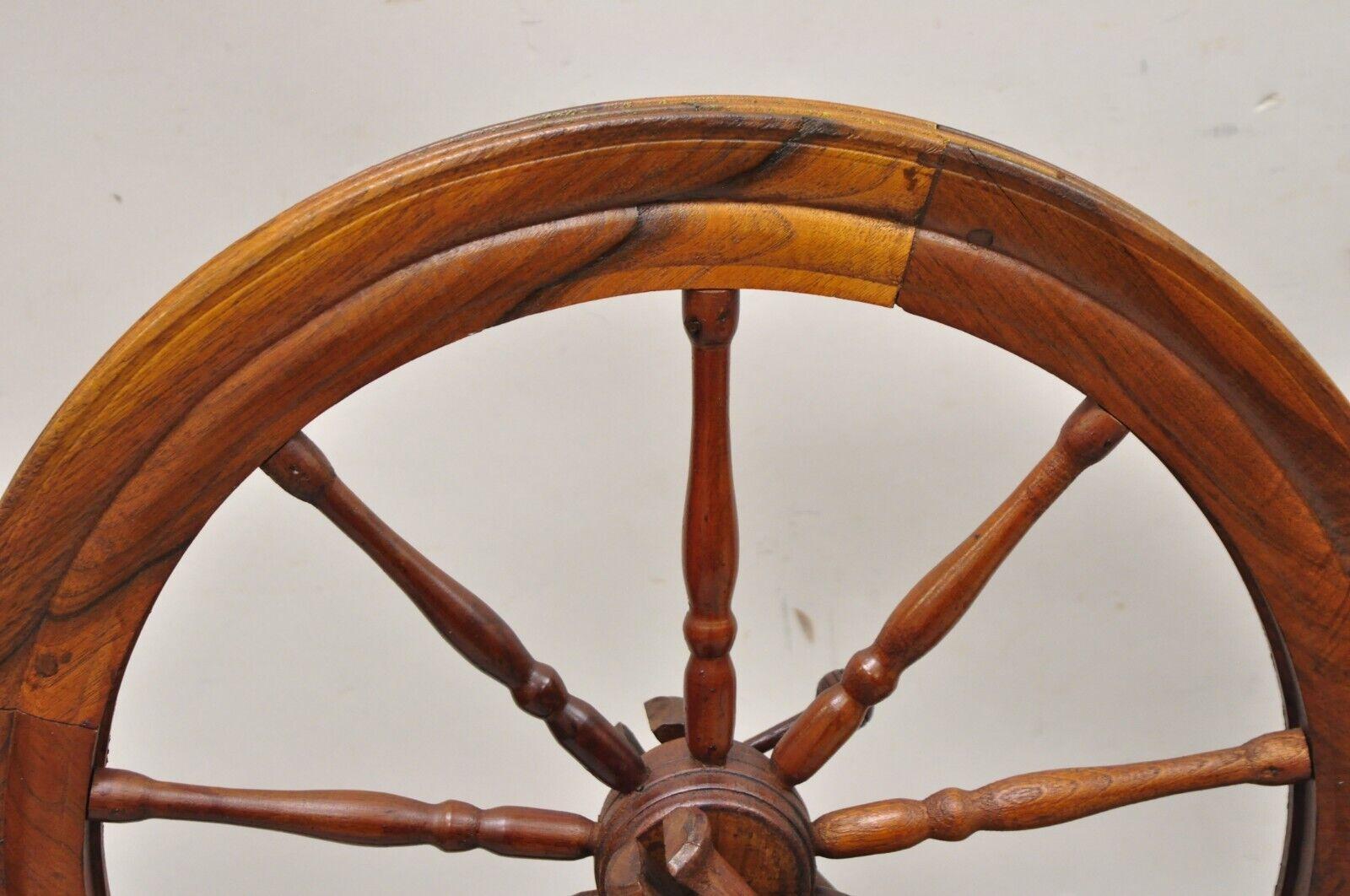 Canadien roue de tournage coloniale ancienne en bois de style primitif canadien en vente