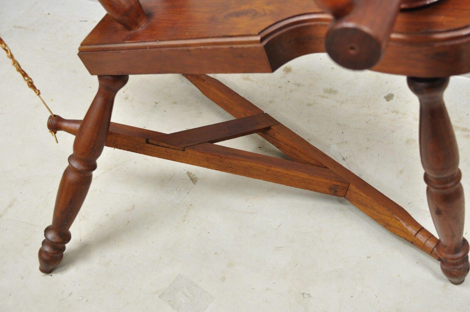 roue de tournage coloniale ancienne en bois de style primitif canadien en vente 1