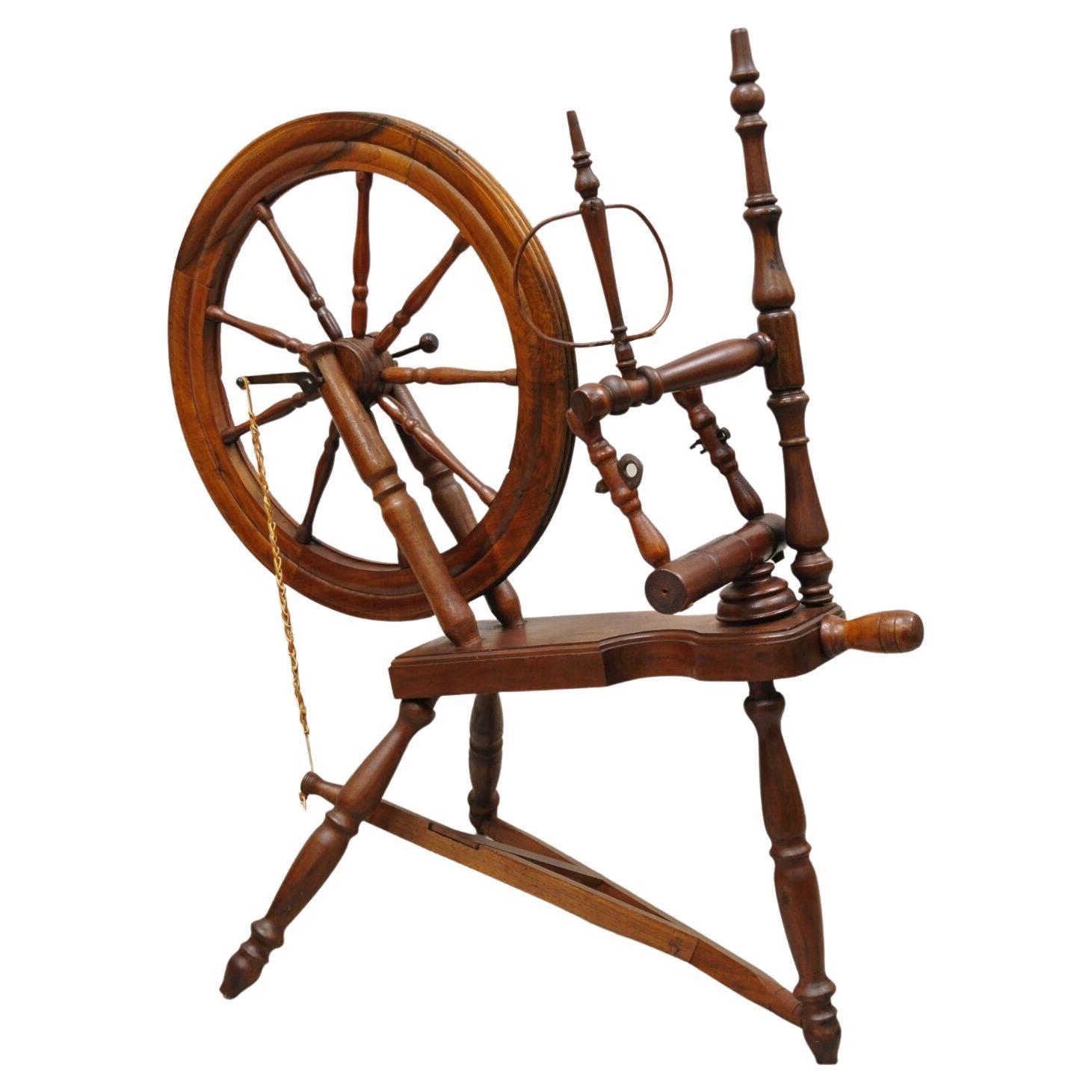 Antikes kanadisches primitives Kolonial- Spinningrad aus Holz im Landhausstil