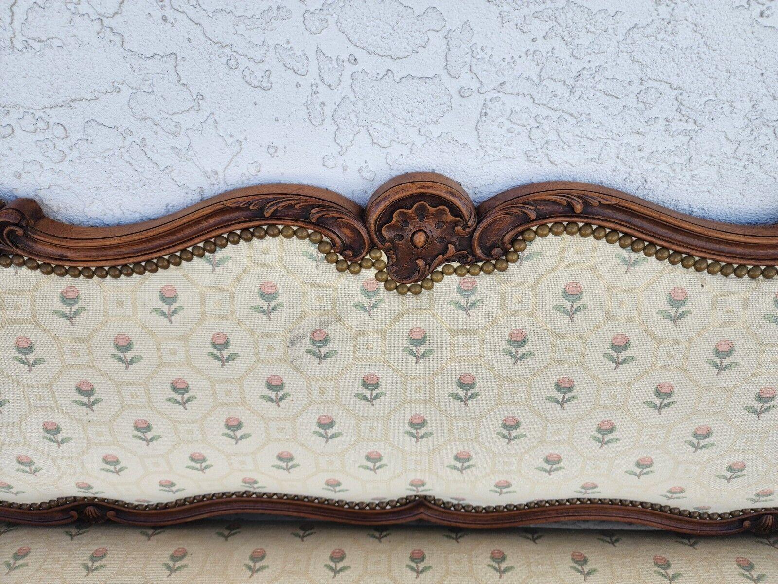 Pour une description complète de l'article, cliquez sur CONTINUER LA LECTURE au bas de cette page.

Nous vous proposons l'une de nos récentes acquisitions de meubles fins de Palm Beach Estate d'un 
Ancienne banquette à canapé de style Louis XV des