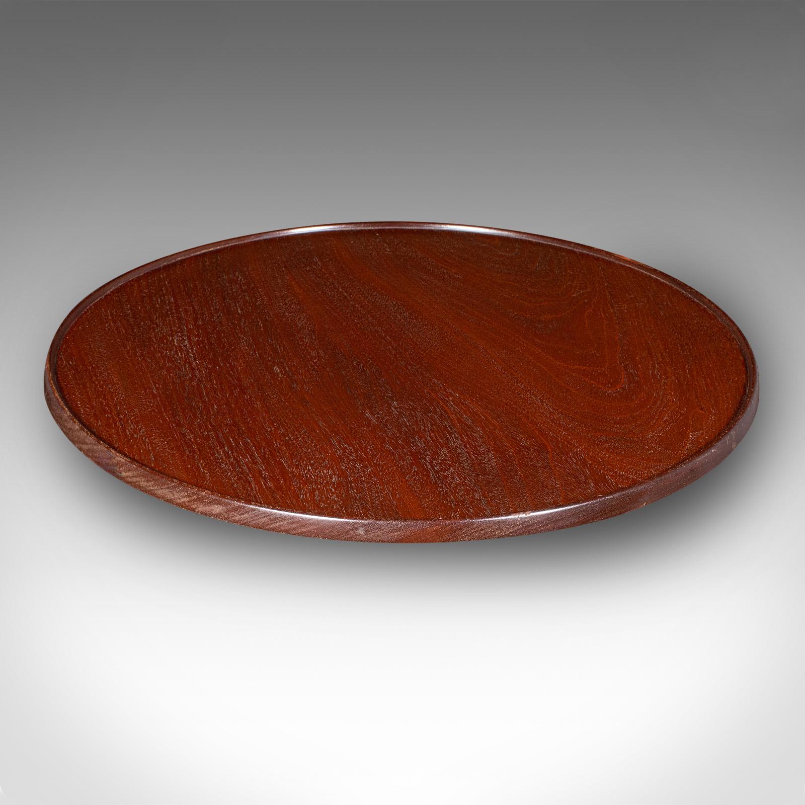 Dies ist eine antike Drehscheibe für eine Kanapee-Party. Ein englisches Mahagoni-Drehserviertablett oder Lazy Susan aus der Edwardianischen Zeit, um 1910.

Großzügig in der Größe und erfreulich stabil in der Verarbeitung
Zeigt eine wünschenswerte