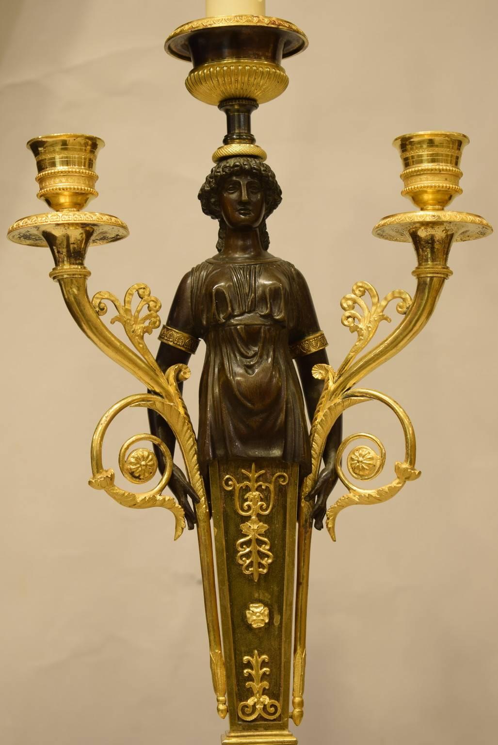 Prächtiges Paar Empire-Kandelaber aus vergoldeter und patinierter Bronze, die jetzt als elektrische Lampen dienen.