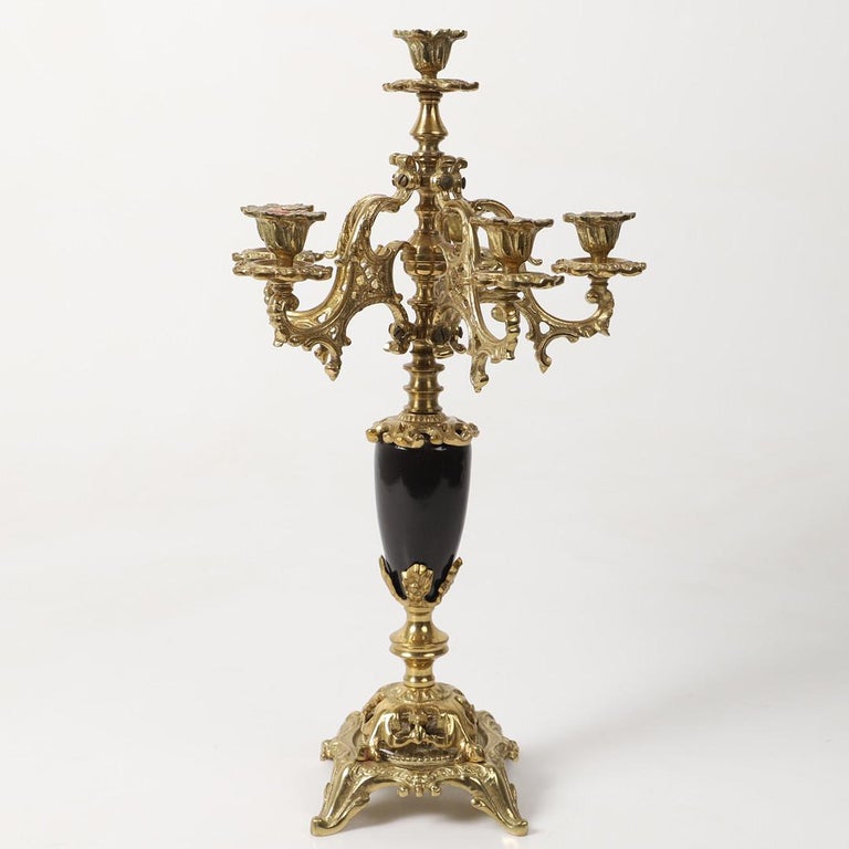 Paire de bougeoirs d'époque Restauration en bronze ciselé et