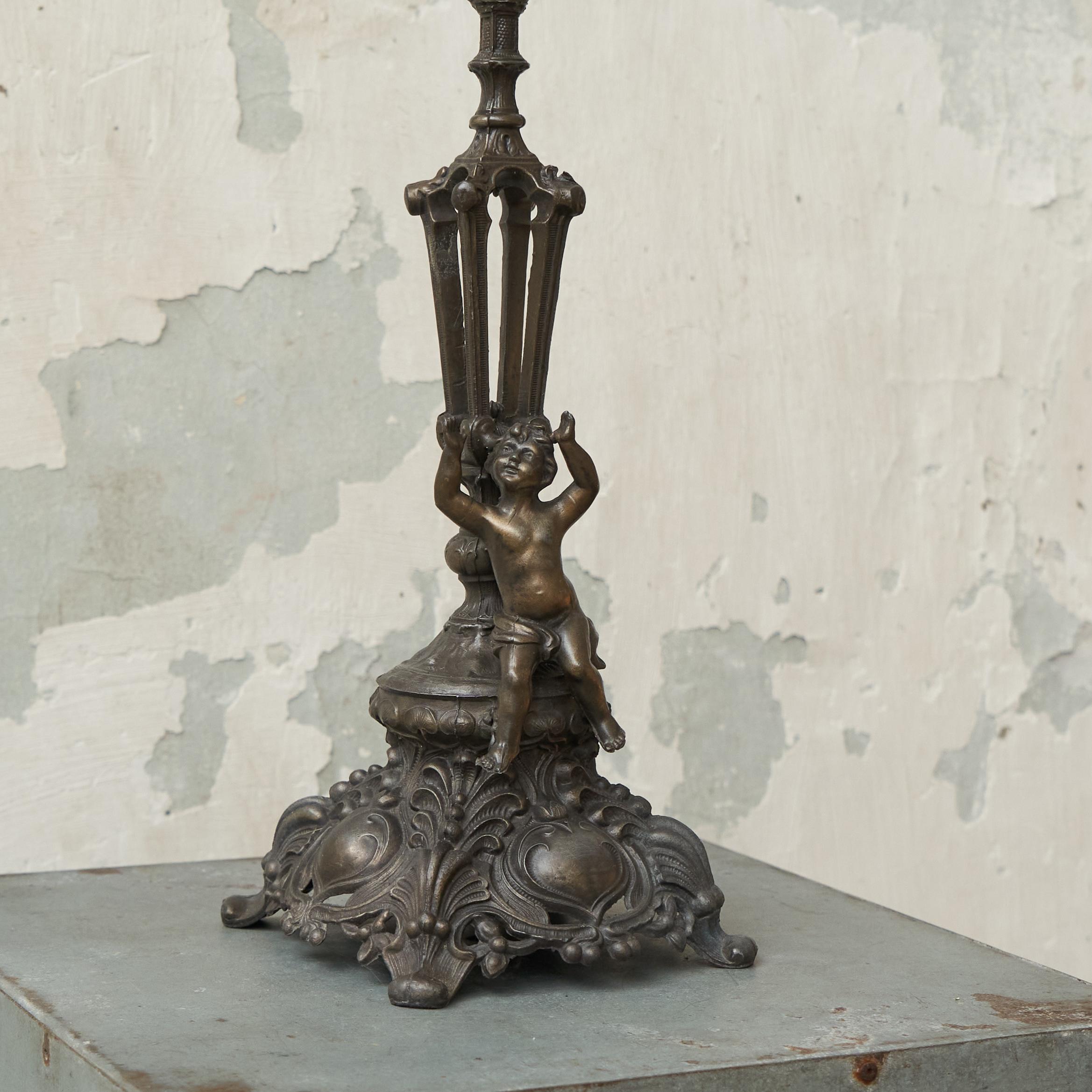 Antiguo Candelabro de Fundición de Yeso con Putto Finales del Siglo XIX Neoclásico en venta
