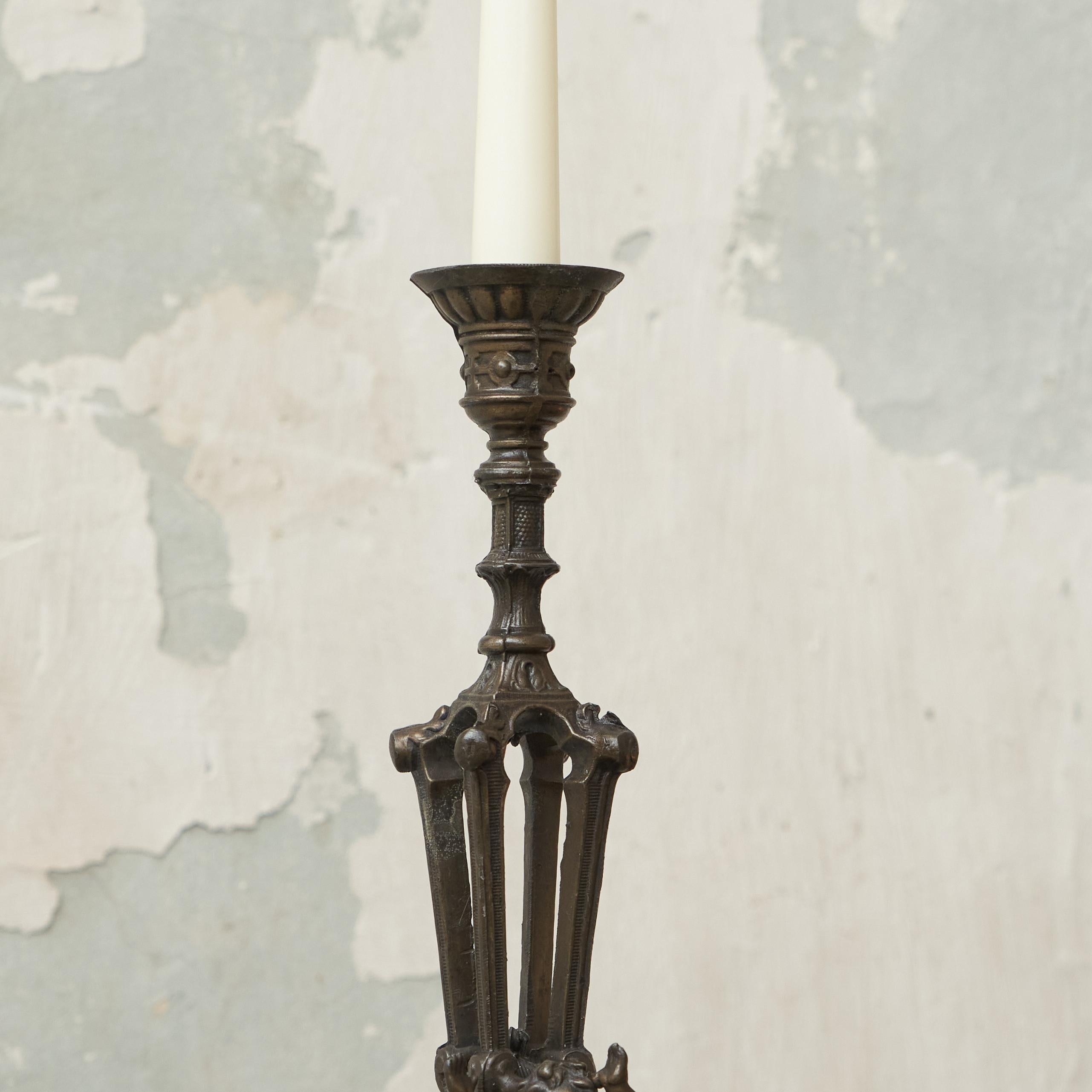 Antiguo Candelabro de Fundición de Yeso con Putto Finales del Siglo XIX Europeo en venta
