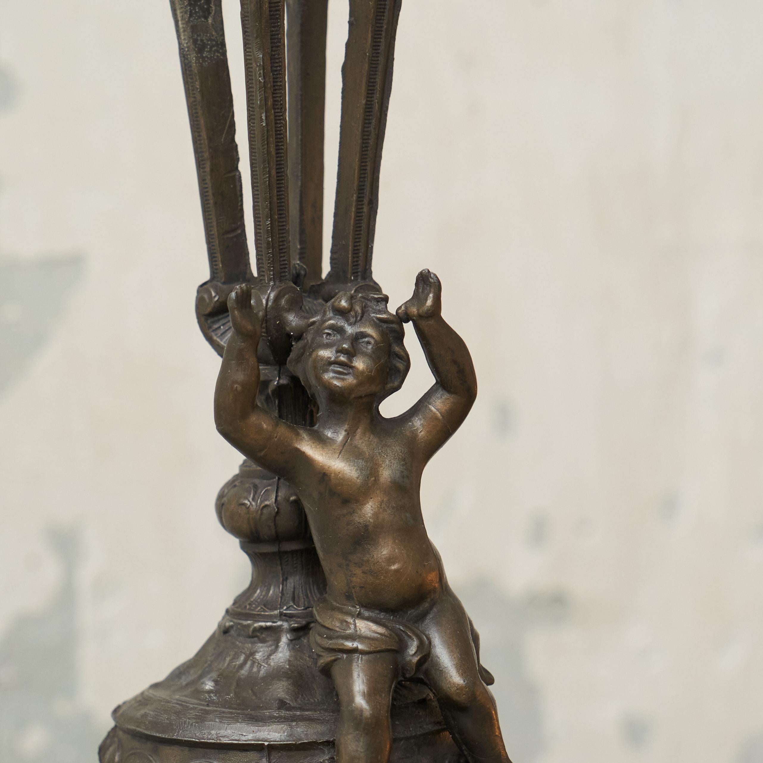 Antiguo Candelabro de Fundición de Yeso con Putto Finales del Siglo XIX Hecho a mano en venta