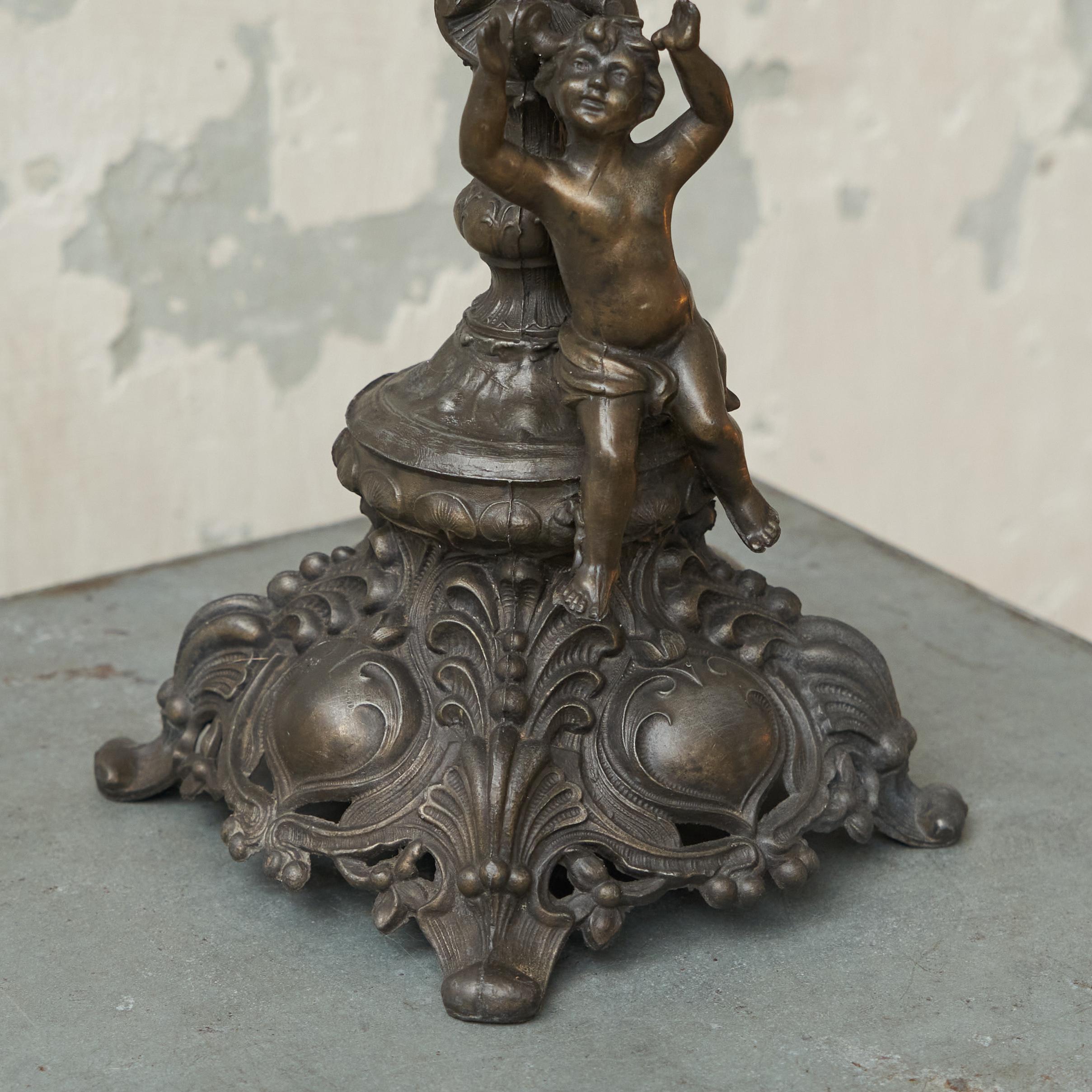 Antiguo Candelabro de Fundición de Yeso con Putto Finales del Siglo XIX en Bueno estado para la venta en Tilburg, NL