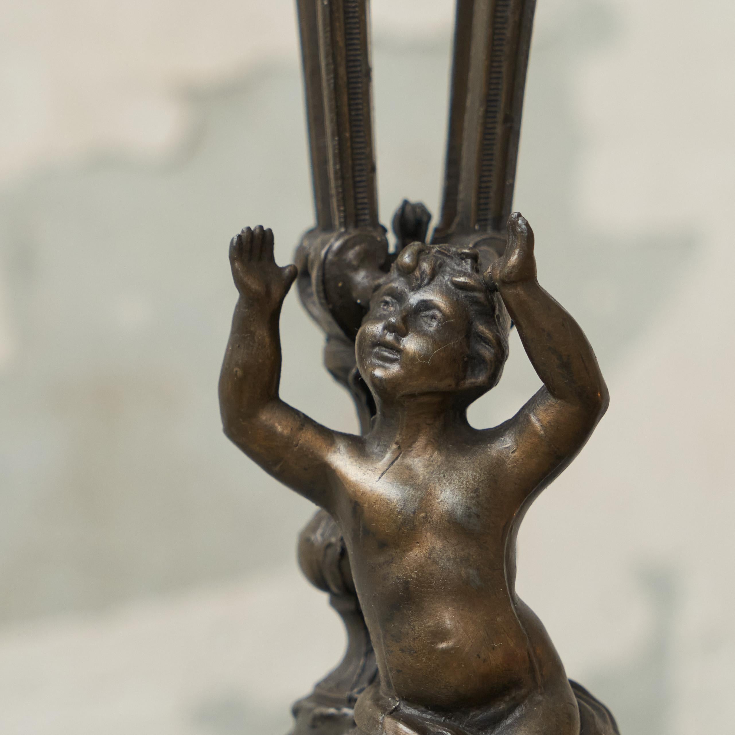 Antiguo Candelabro de Fundición de Yeso con Putto Finales del Siglo XIX Spelter en venta