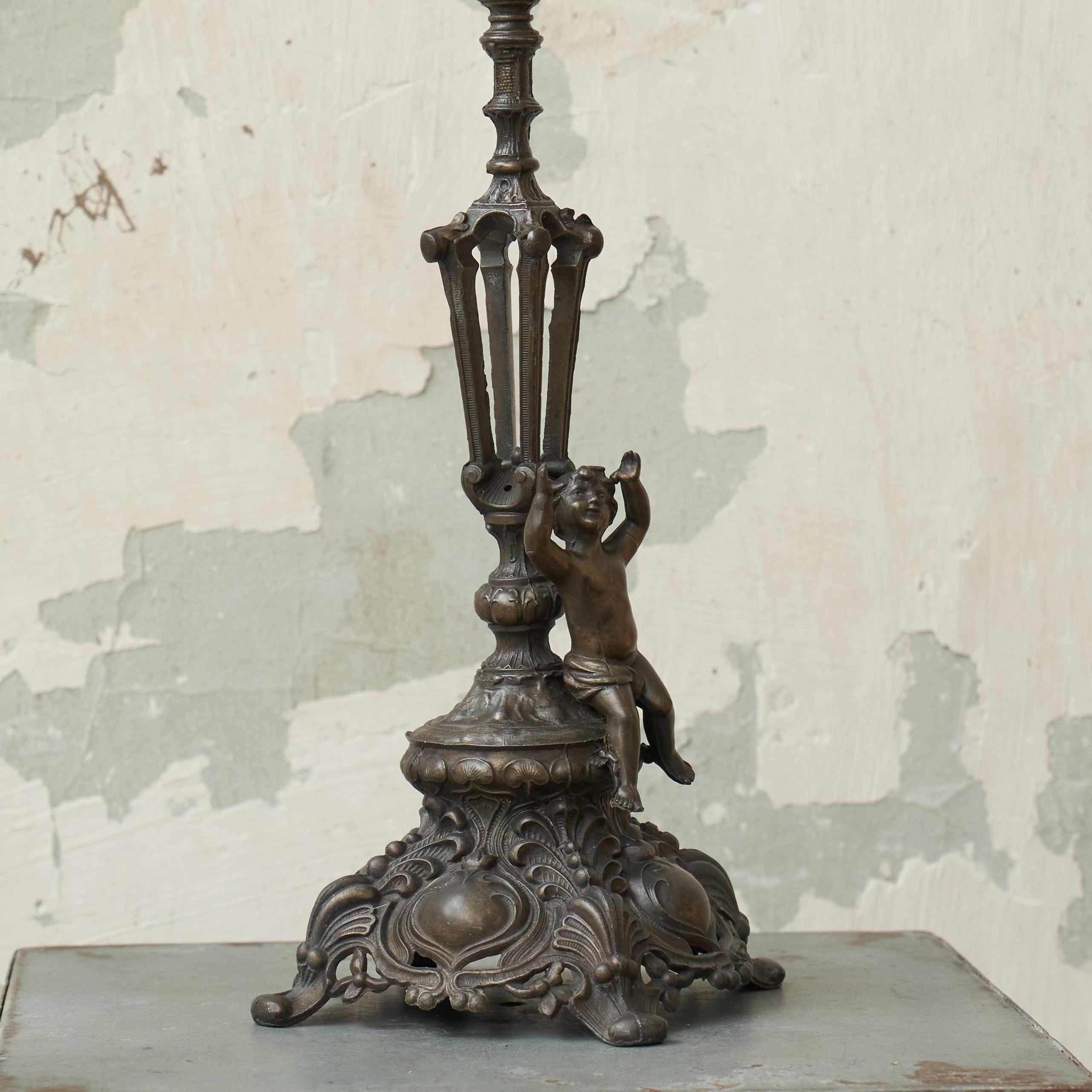 Antiguo Candelabro de Fundición de Yeso con Putto Finales del Siglo XIX en venta 1