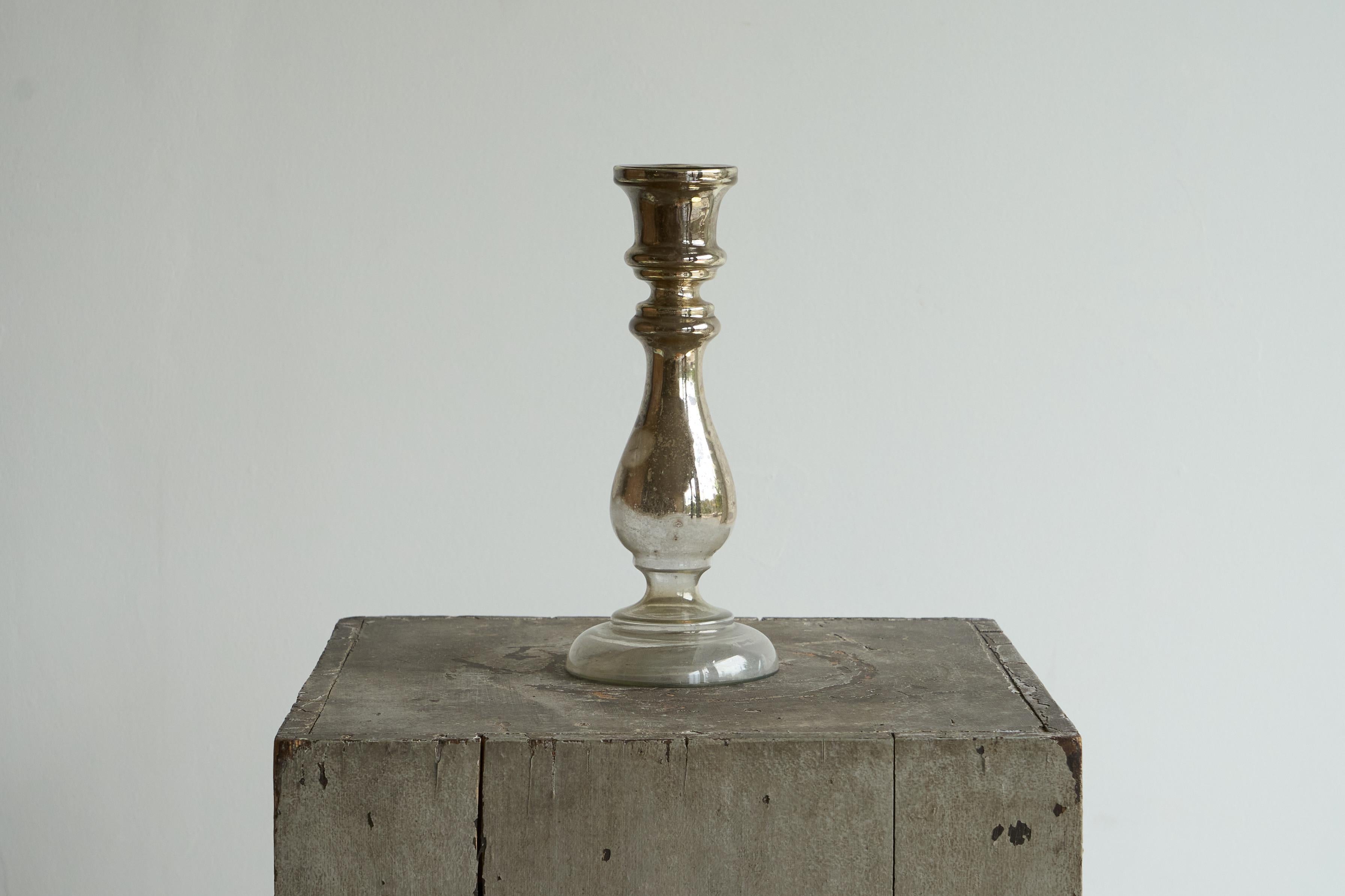 Antico portacandele in vetro di mercurio argentato patinato.

Splendido candeliere d'epoca in vetro di mercurio argentato con un'interessante patina sull'argento. L'argento è consumato e in parte sbiadito, quindi questo elegante candeliere presenta