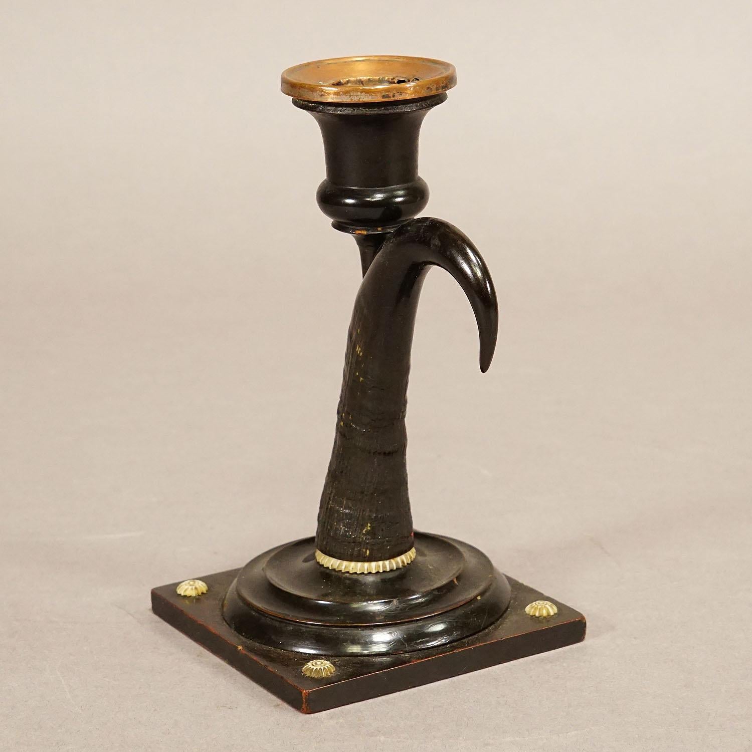 Antiker Candle Stick mit echtem Chamois Horn, 19. Jahrhundert (Rustikal) im Angebot