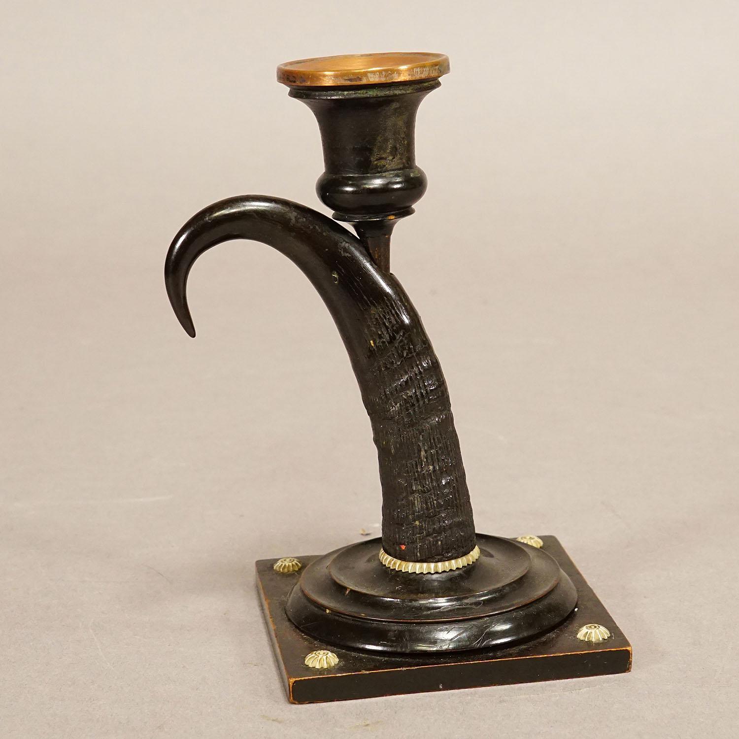Antiker Candle Stick mit echtem Chamois Horn, 19. Jahrhundert (Deutsch) im Angebot