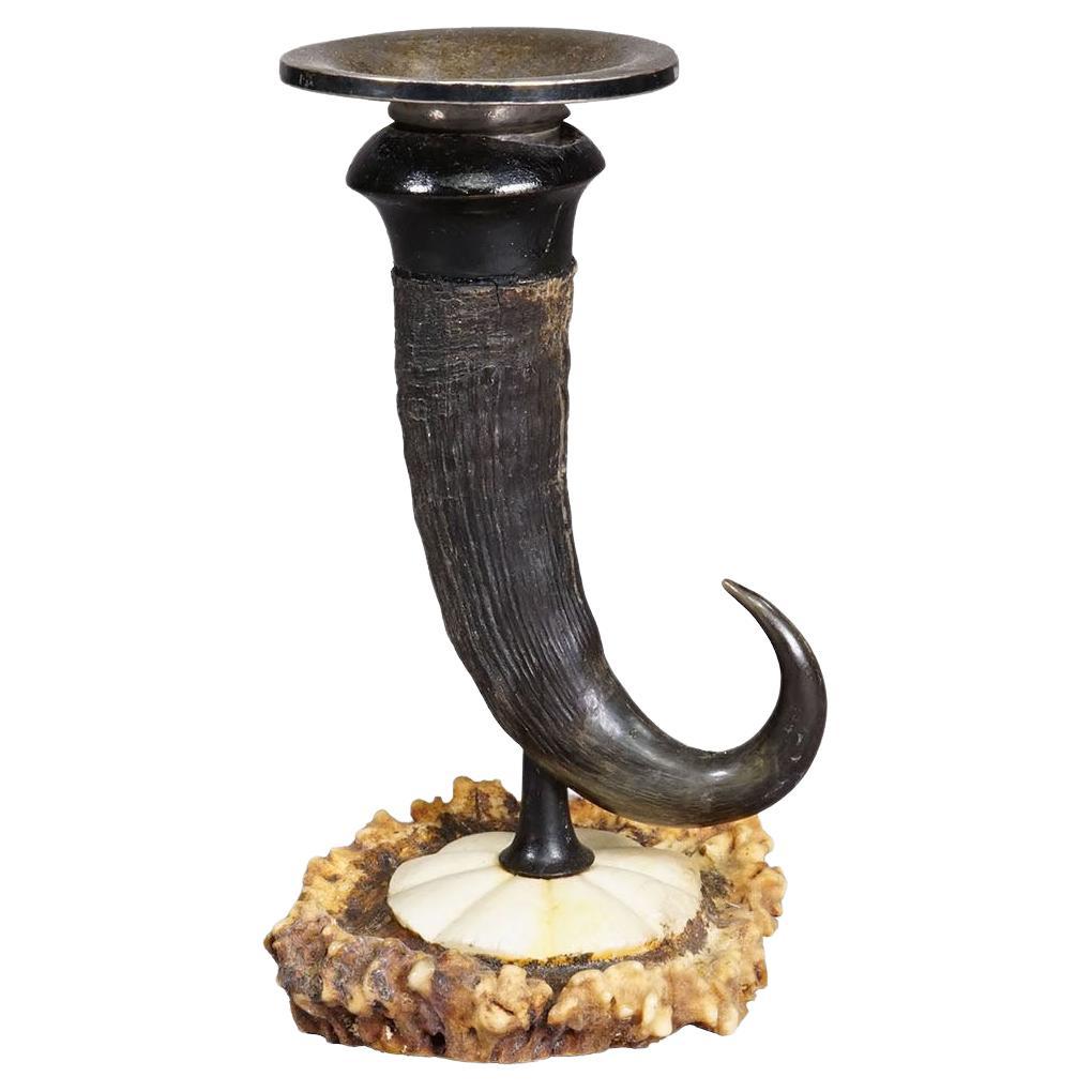 Antiguo Palo de Vela con Cuerno de Gamuza Real, circa 1900s en venta