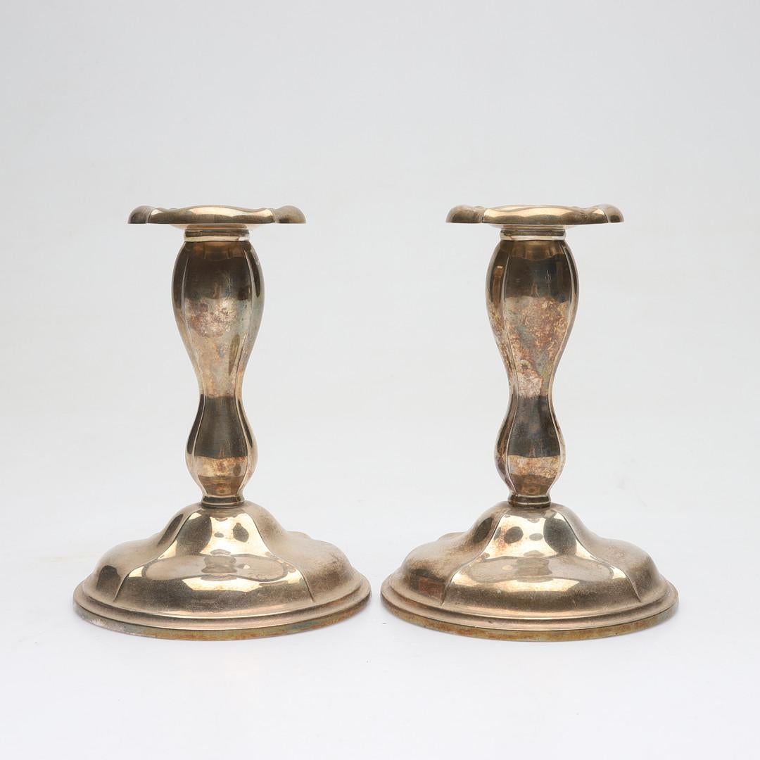 A set of 5 antique nickel silver, bronze and glass Art Deco-style candlesticks and candelabra pressed cast, and chased. Circular, curved feet with hinged. Tested with the scratch test, height approx. 16 cm, 22 cm and 34 cm and diameter 10 cm.