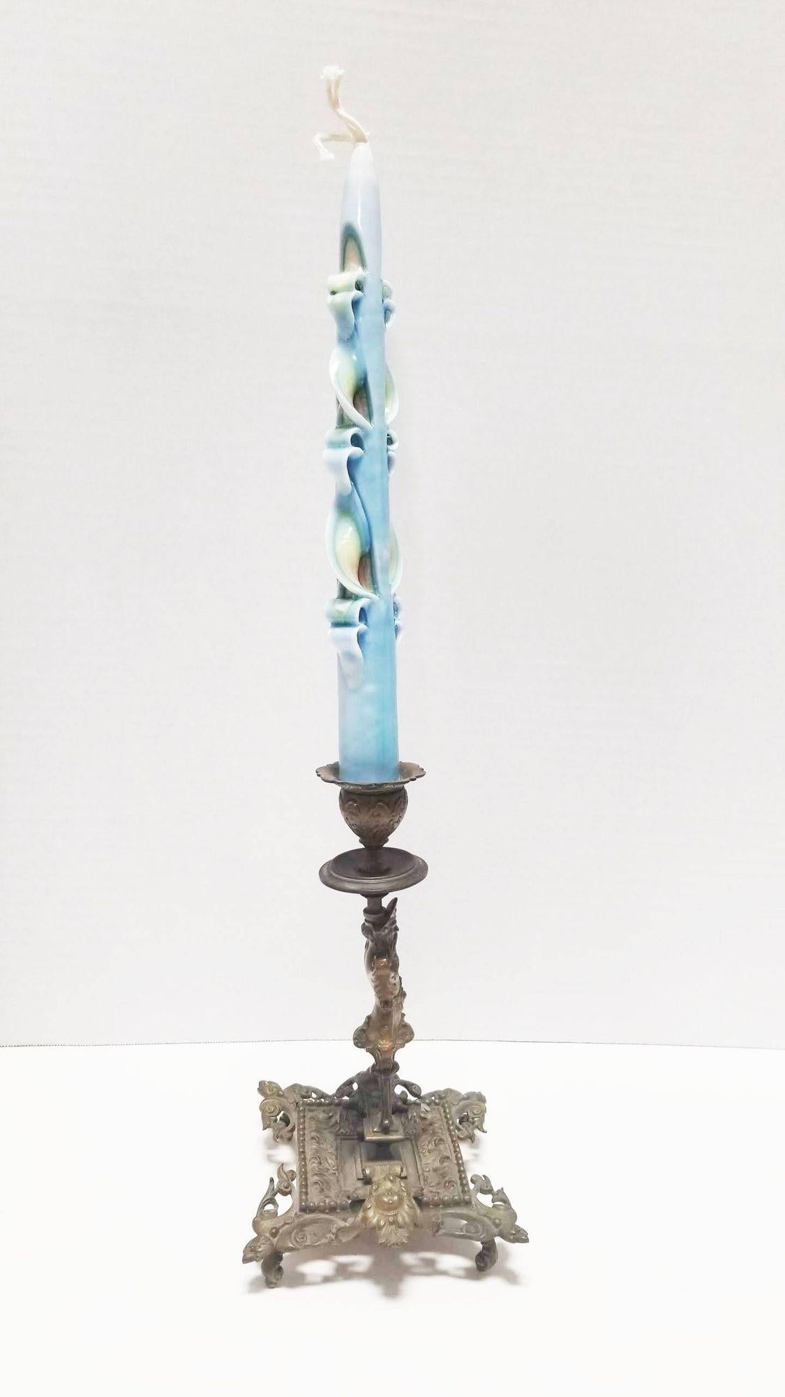 Portacandele antichi in stile barocco, squisiti cimeli del XVII e XVIII secolo. Impeccabilmente adornati con dettagli intricati e abbellimenti opulenti, questi funzionali pezzi d'arte infondono al tuo arredamento un'eleganza storica.

Questi