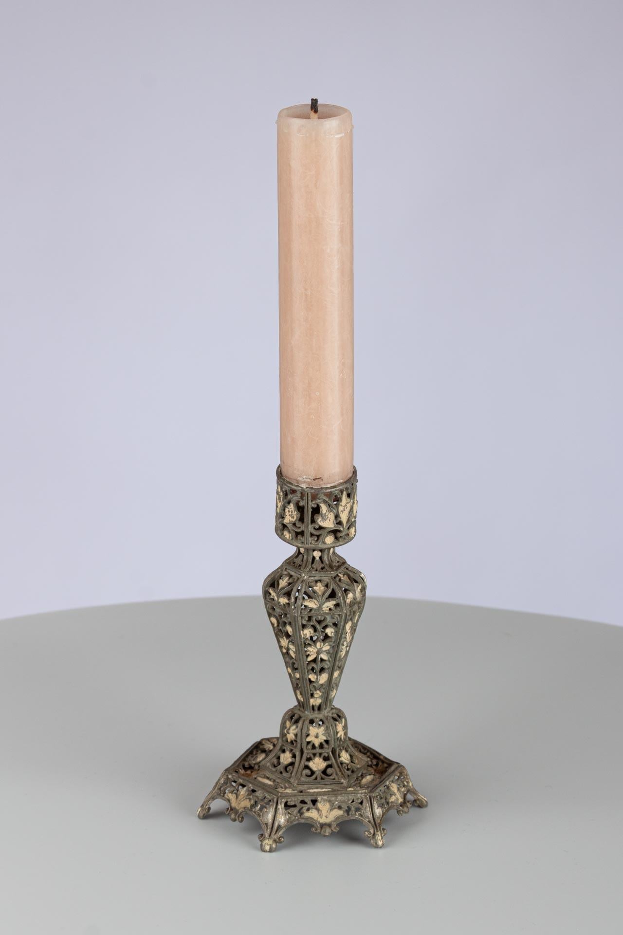 Antique candlestick made of open-worked pewter sheet metal, circa 1900

Dimensions: H x D: 11 x 7 cm

Description:
Highly decorative candlestick made of partially white tin with fine floral openwork.
The hexagonal base has a baluster-shaped shaft