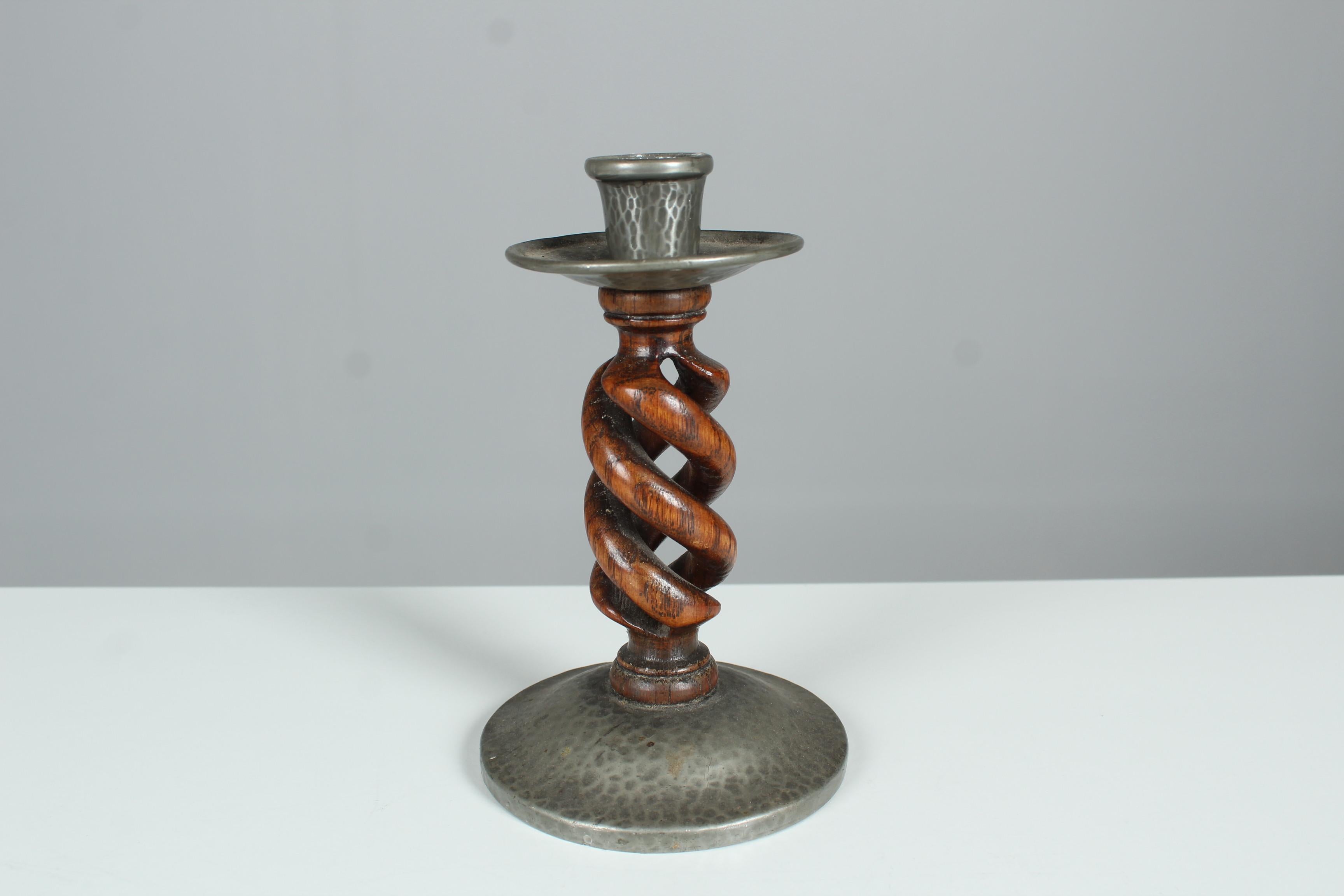 Antiker Kerzenleuchter, gestempeltes Tudric-Zinn, um 1905 (Hartzinn) im Angebot