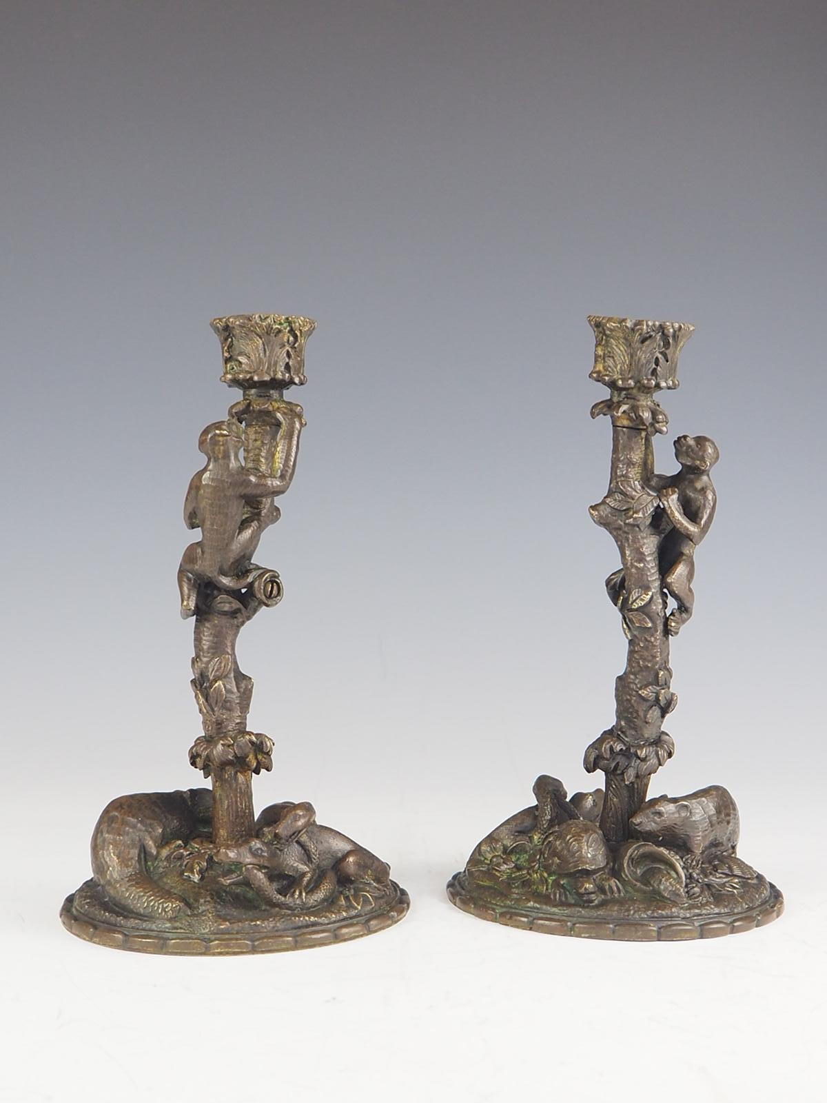 Una squisita coppia di candelieri zoomorfi in bronzo del XIX secolo mostra intricati dettagli di animali selvatici incorporati in modo creativo nel design. 

I candelieri sono finemente fusi e raffigurano una scena di un albero in un bosco naturale,