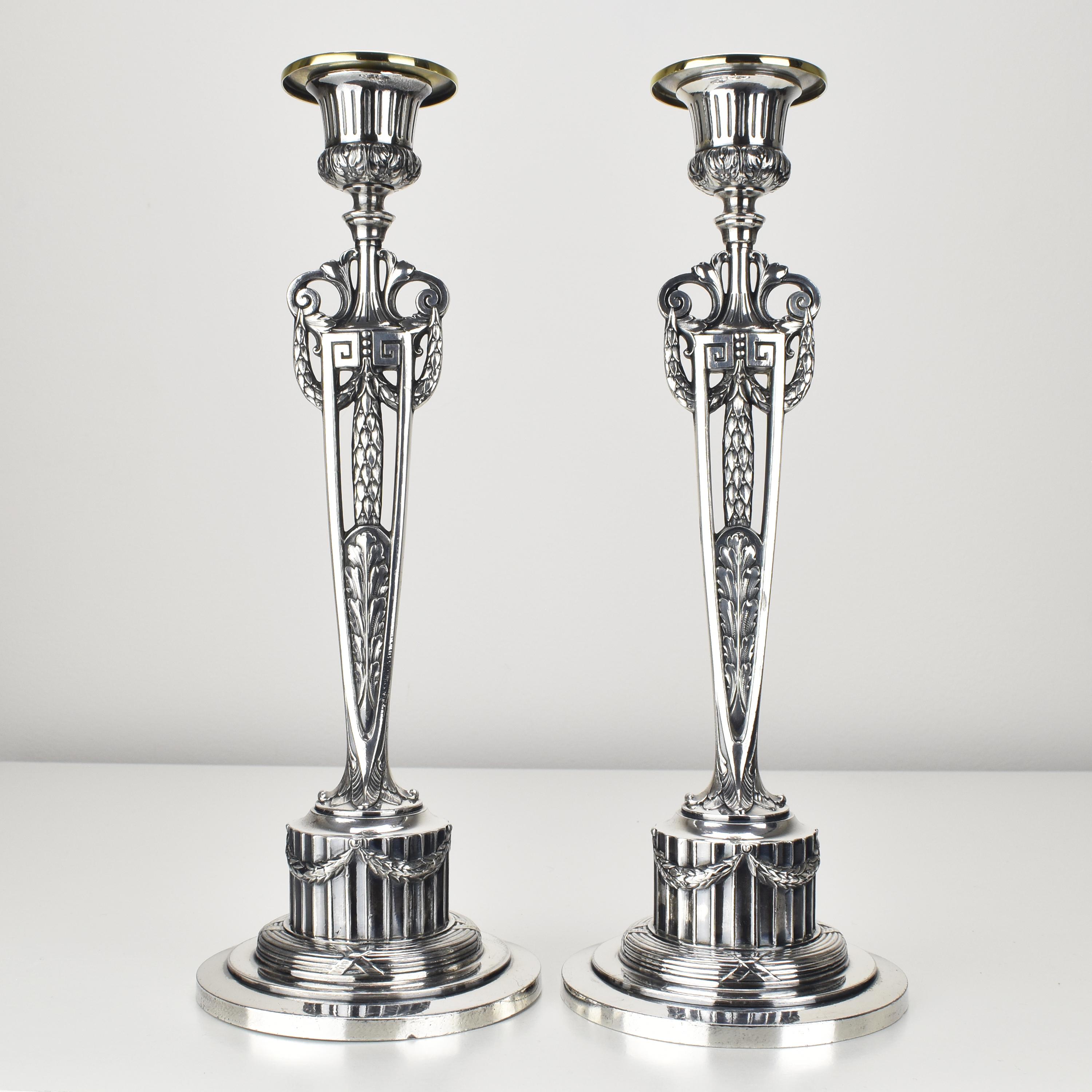 Ein wunderschönes Paar antiker Kerzenhalter von WMF ist ein beeindruckendes Beispiel für die Kunstfertigkeit versilberten Zinns, das in der Zeit des Jugendstils um 1900 hergestellt wurde. Sie gehören zur Serie 
