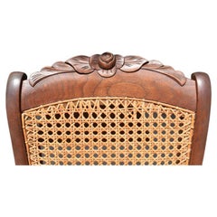 Antiker Beistellstuhl aus Schilfrohr und geschnitztem Holz mit Rosendetails