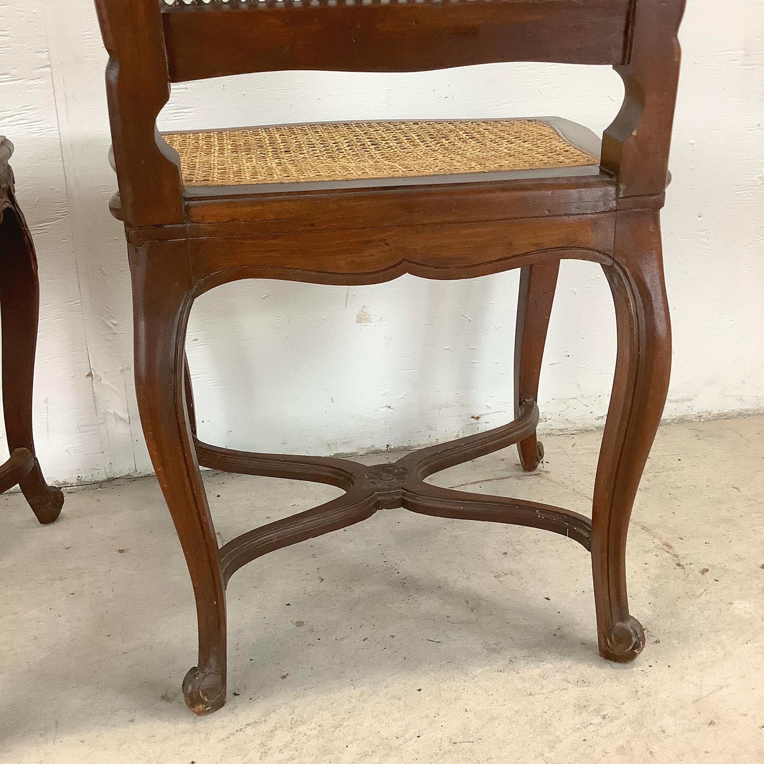 Chaises de salle à manger anciennes à dossier canné de style français - Lot de quatre en vente 2