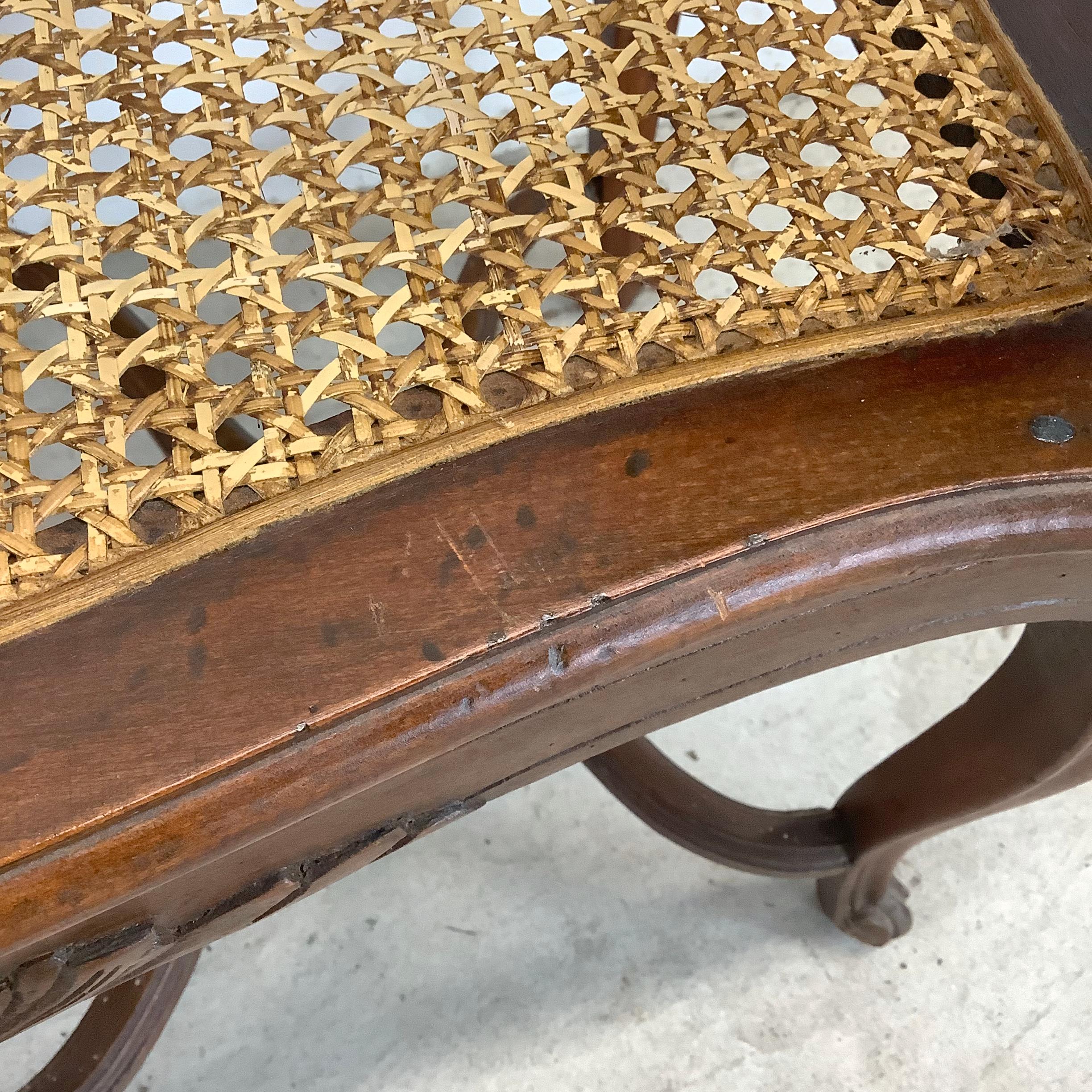 Chaises de salle à manger anciennes à dossier canné de style français - Lot de quatre en vente 5