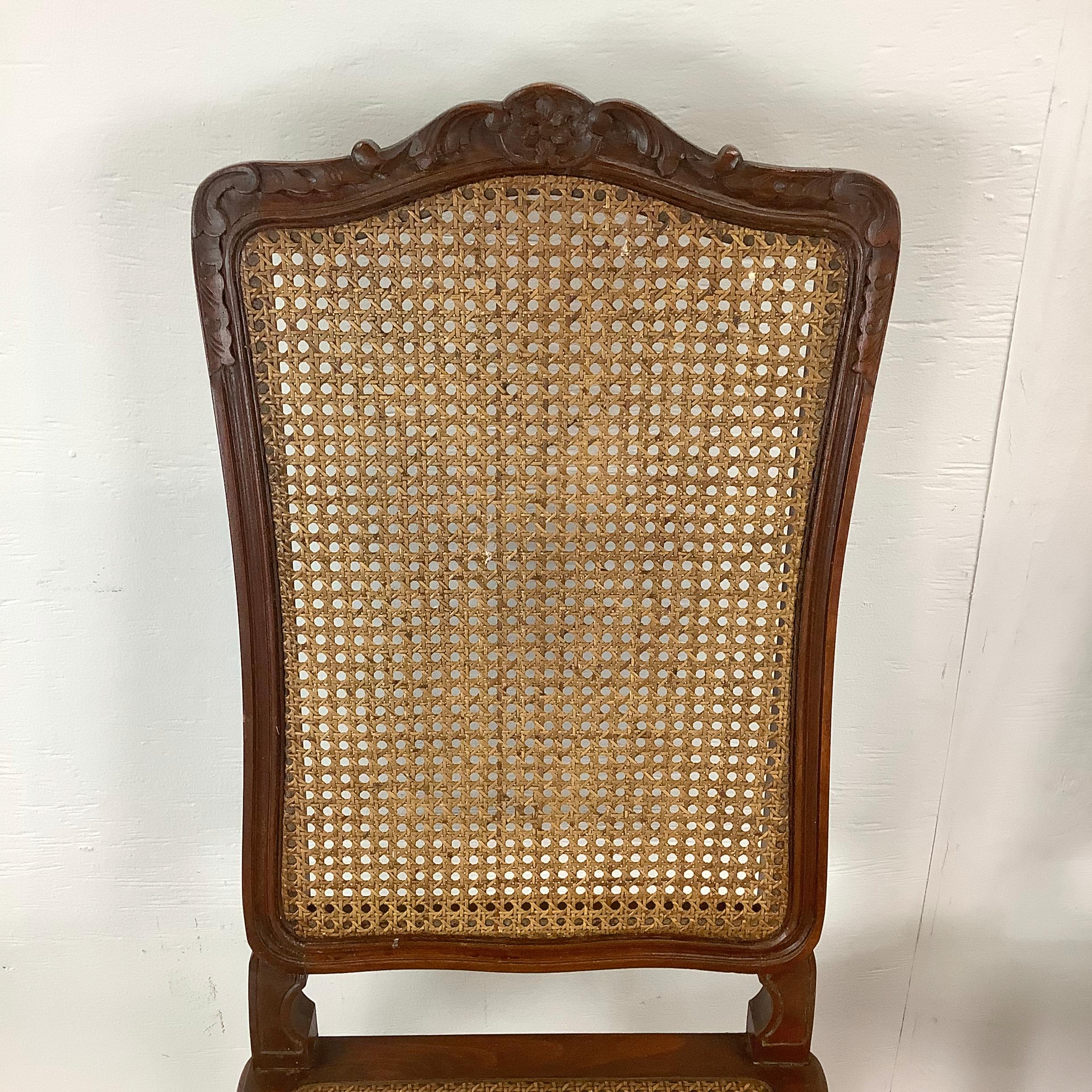 Chaises de salle à manger anciennes à dossier canné de style français - Lot de quatre en vente 7