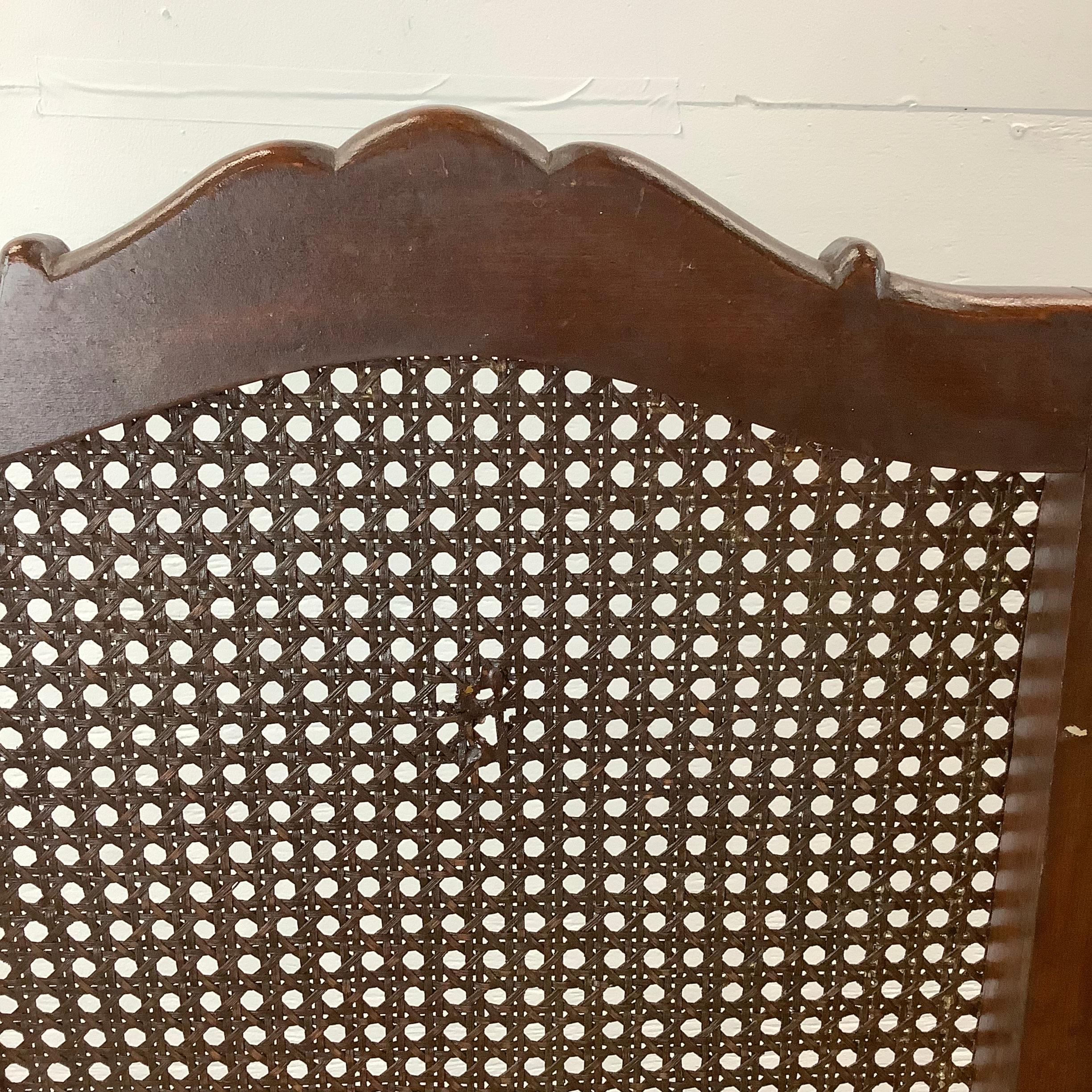 Chaises de salle à manger anciennes à dossier canné de style français - Lot de quatre en vente 9