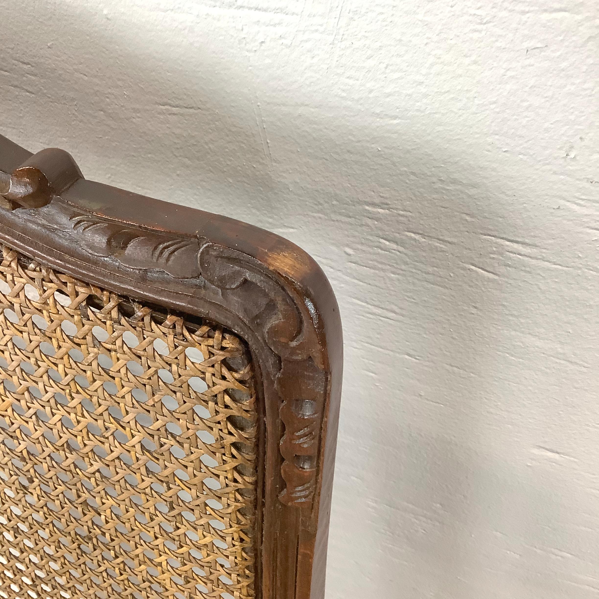 Chaises de salle à manger anciennes à dossier canné de style français - Lot de quatre en vente 10