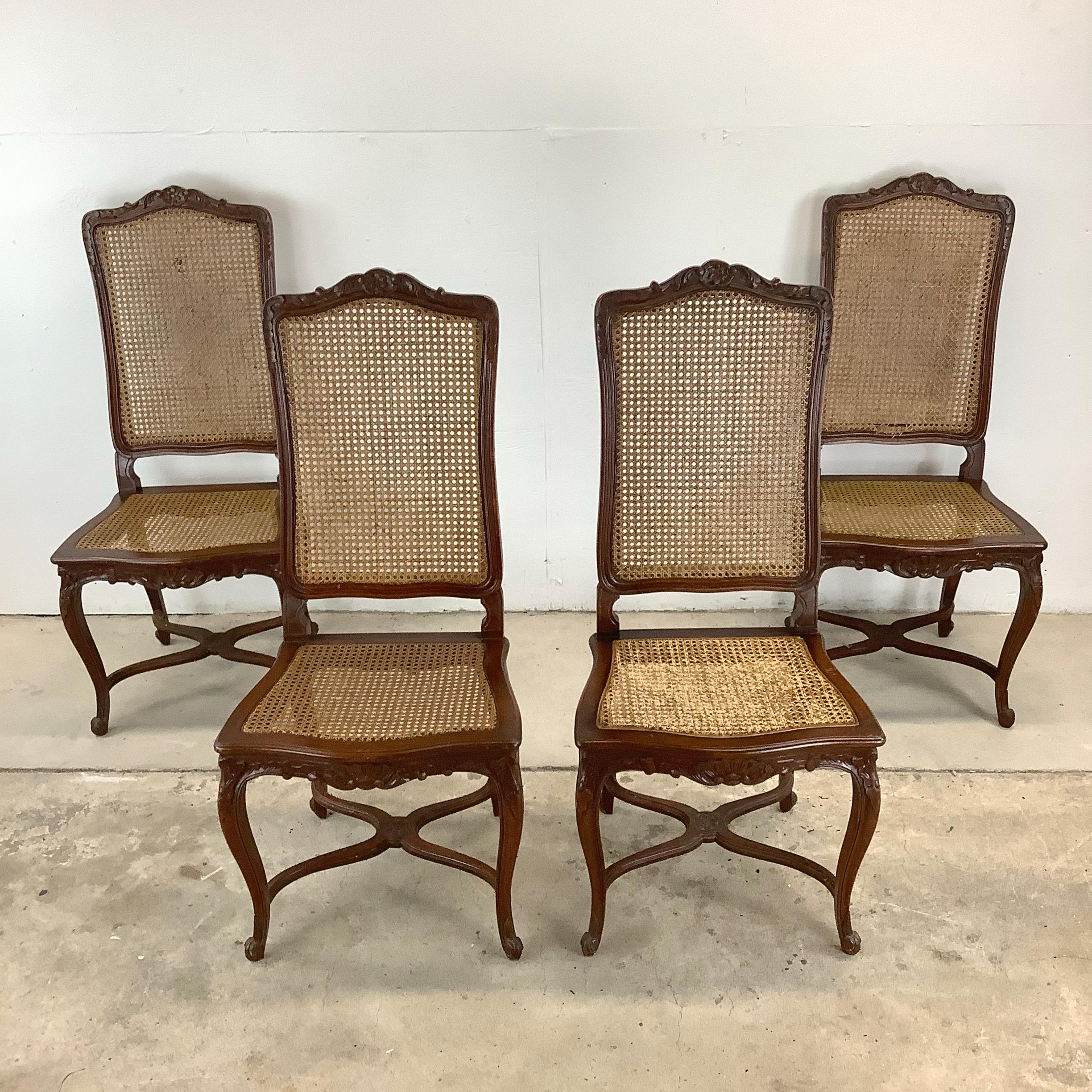 Rehaussez votre intérieur avec ce superbe ensemble de quatre chaises anciennes à assise cannée, conçues dans le luxueux style Louis XV et méticuleusement fabriquées en Espagne. Ces chaises sont une belle incarnation de la sophistication du 19e
