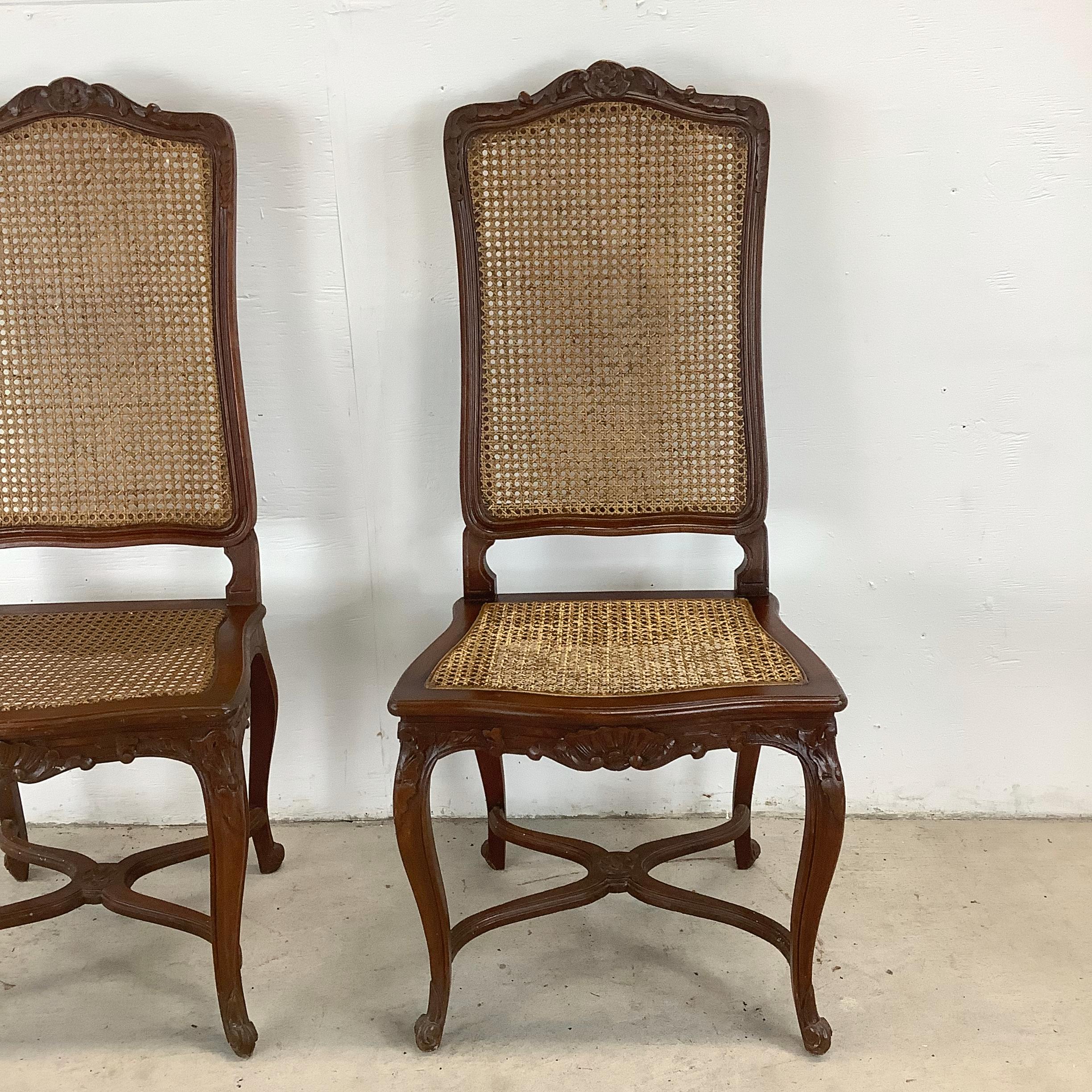 Autre Chaises de salle à manger anciennes à dossier canné de style français - Lot de quatre en vente
