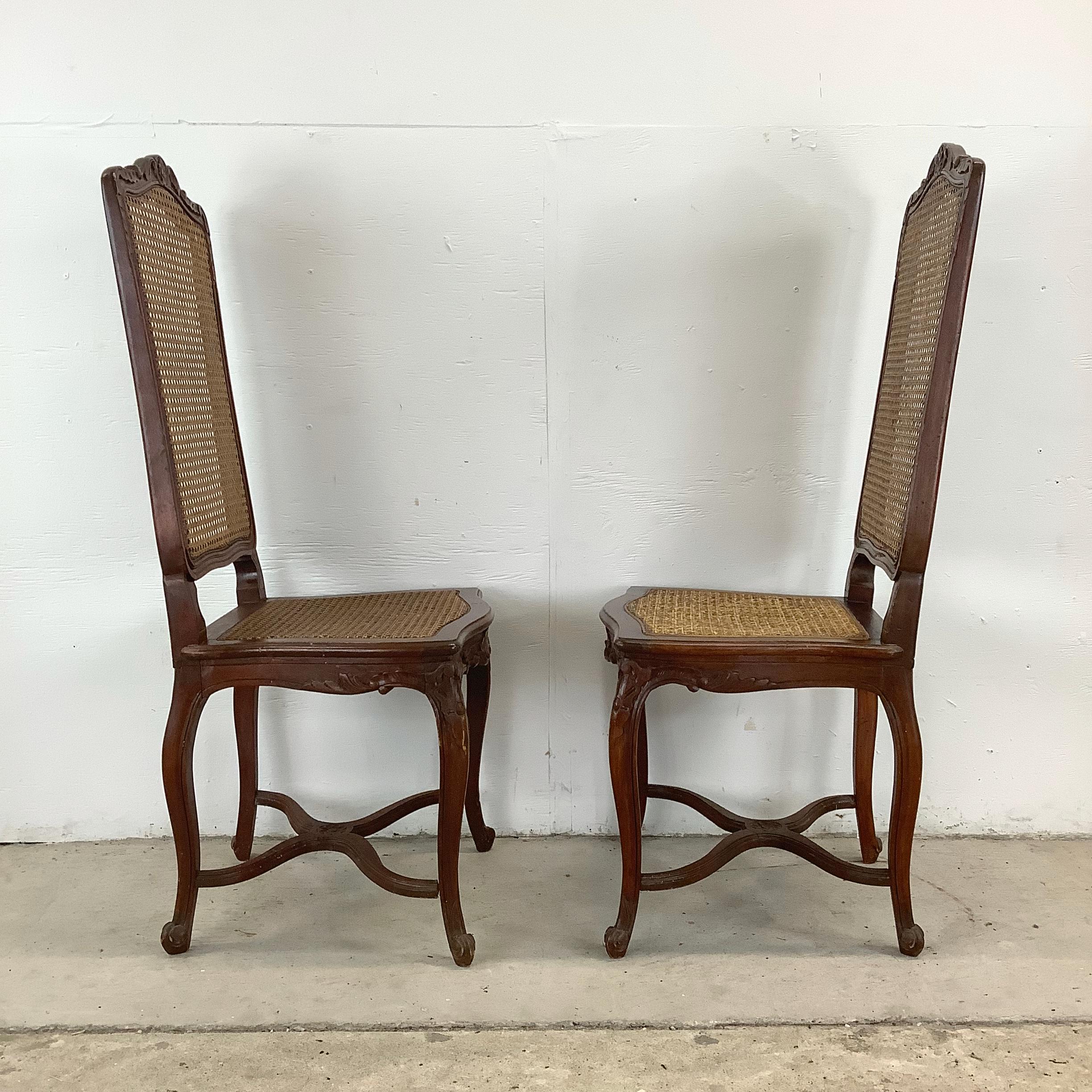 20ième siècle Chaises de salle à manger anciennes à dossier canné de style français - Lot de quatre en vente
