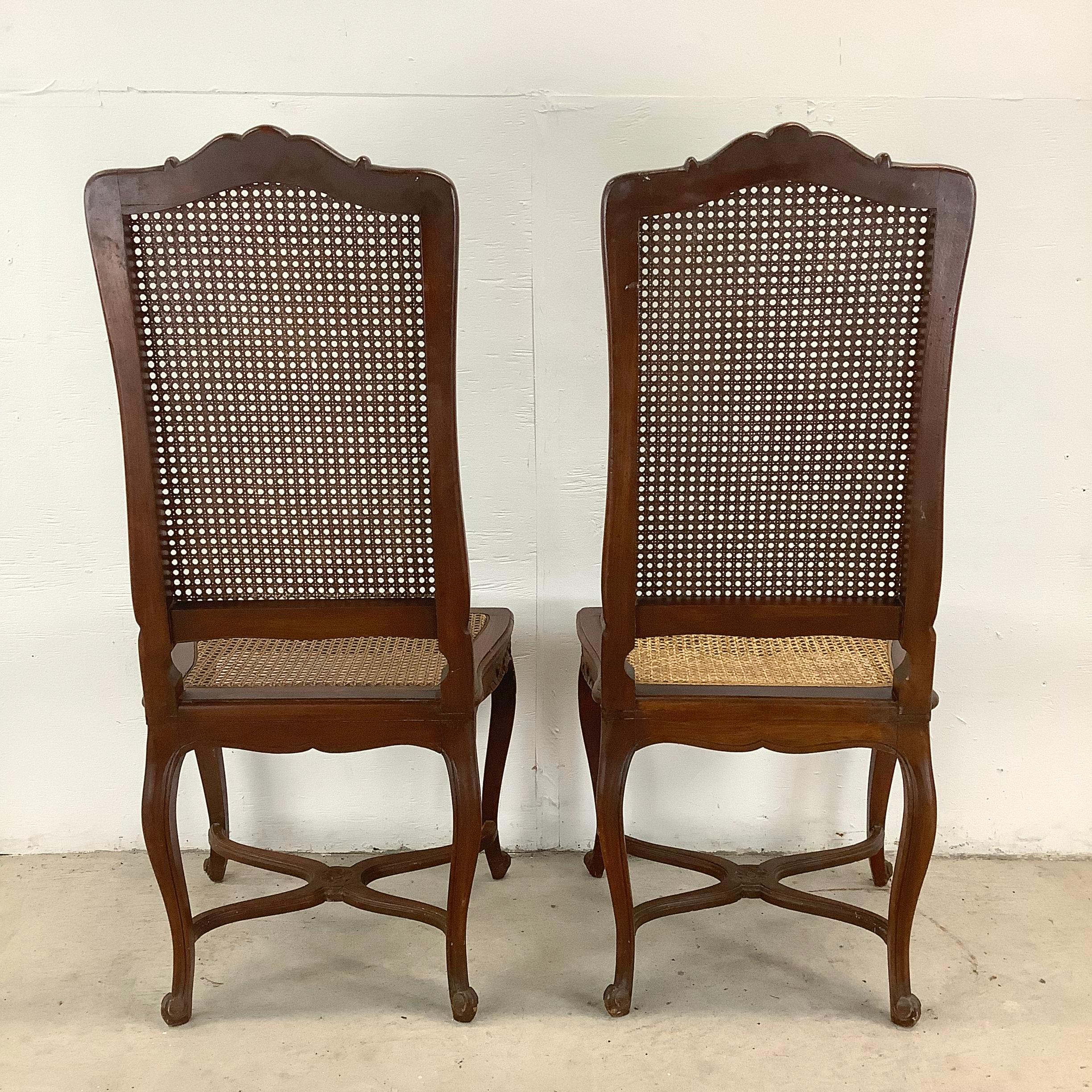 Canne Chaises de salle à manger anciennes à dossier canné de style français - Lot de quatre en vente