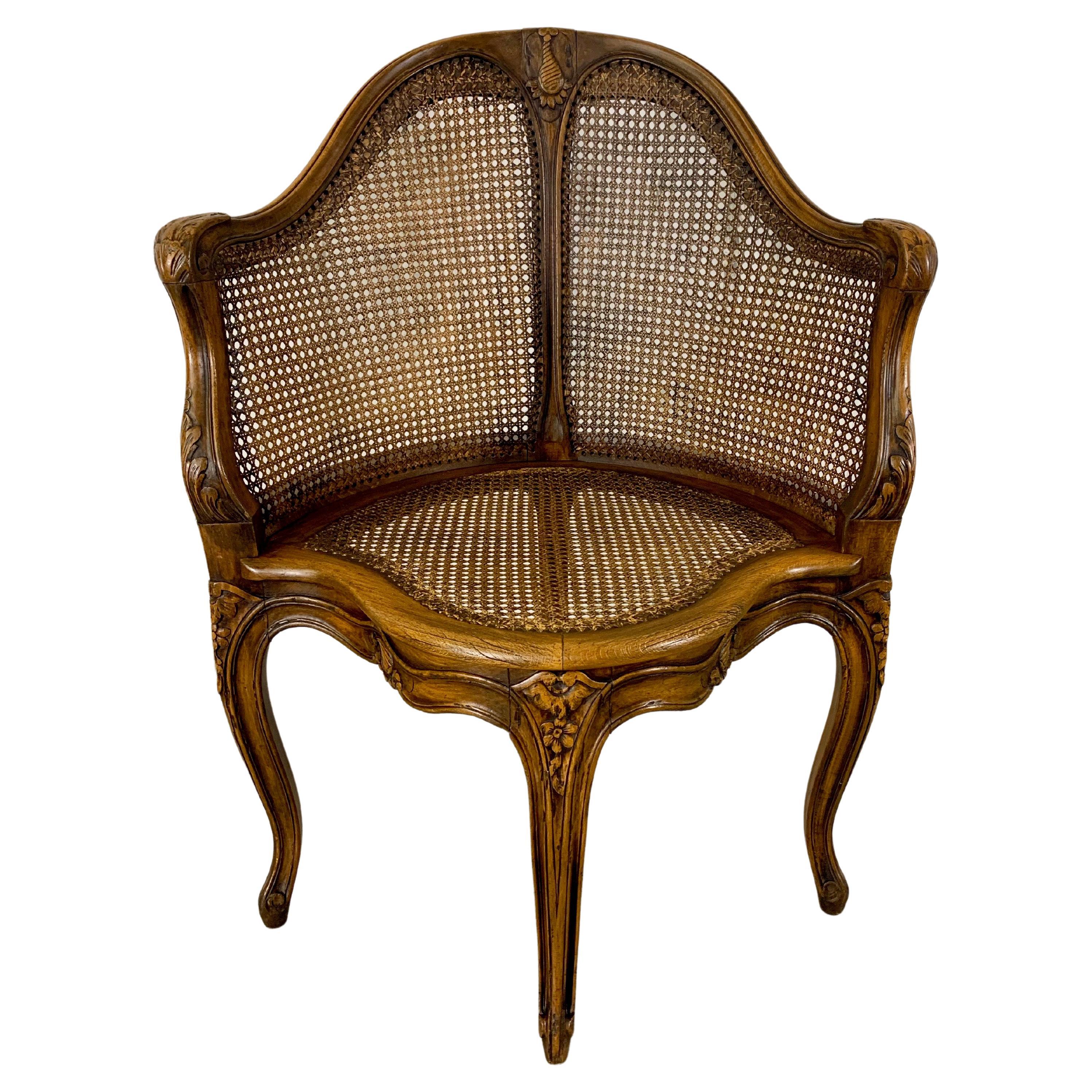 Chaise d'angle en rotin antique en vente