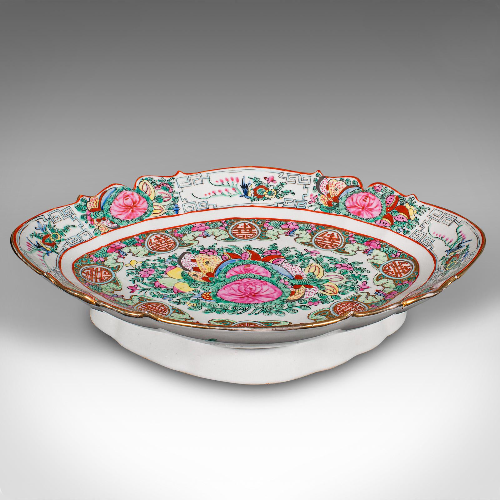 Il s'agit d'un plat de service antique en forme de cantaloup. Coupe à fruits décorative en céramique chinoise, datant de la fin de la période victorienne, vers 1900.

Doté d'une couleur superbe et d'une forme ovoïde attrayante.
Présentant une patine